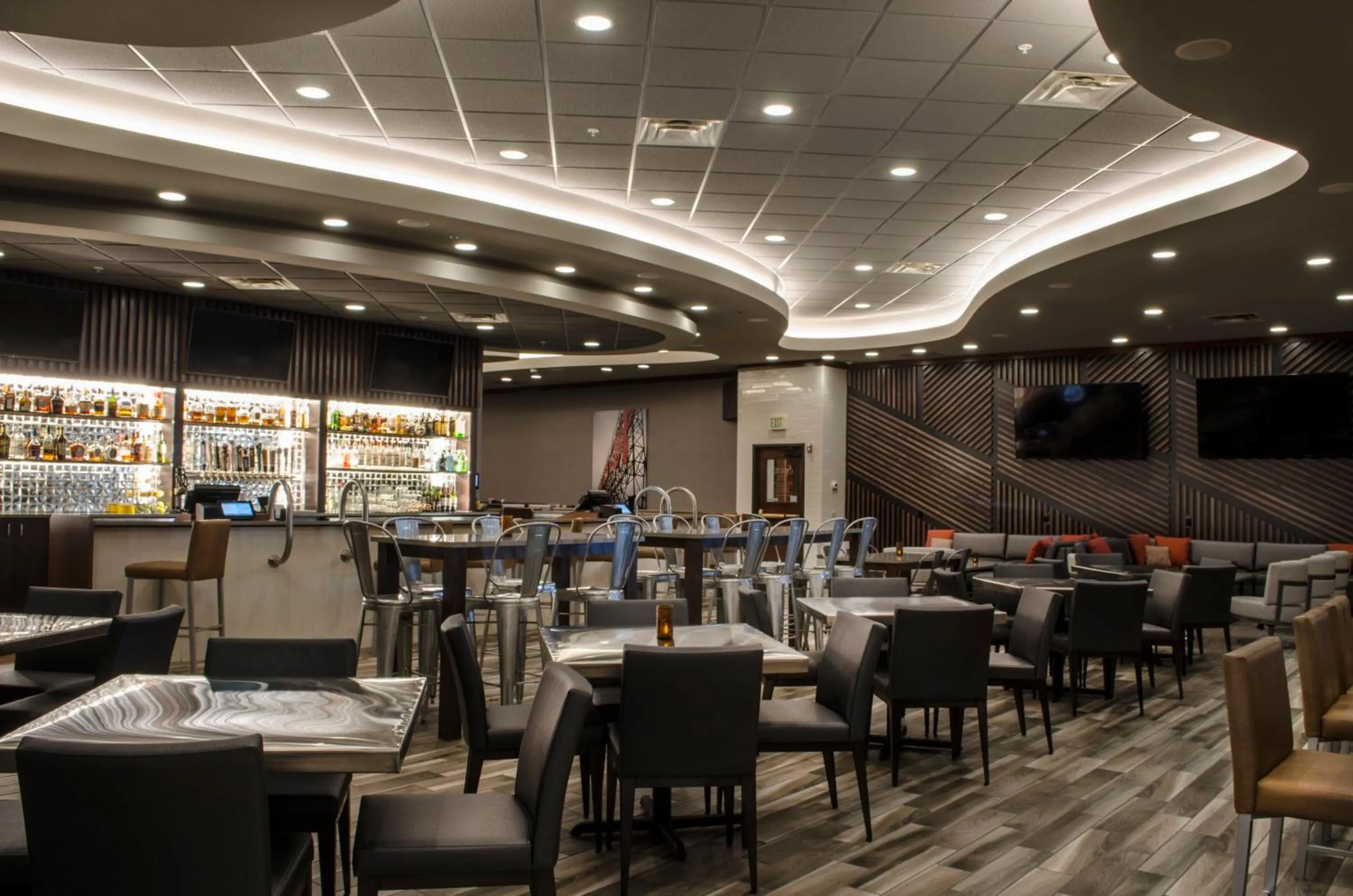Lounge or bar in Holiday Inn Fargo by IHG