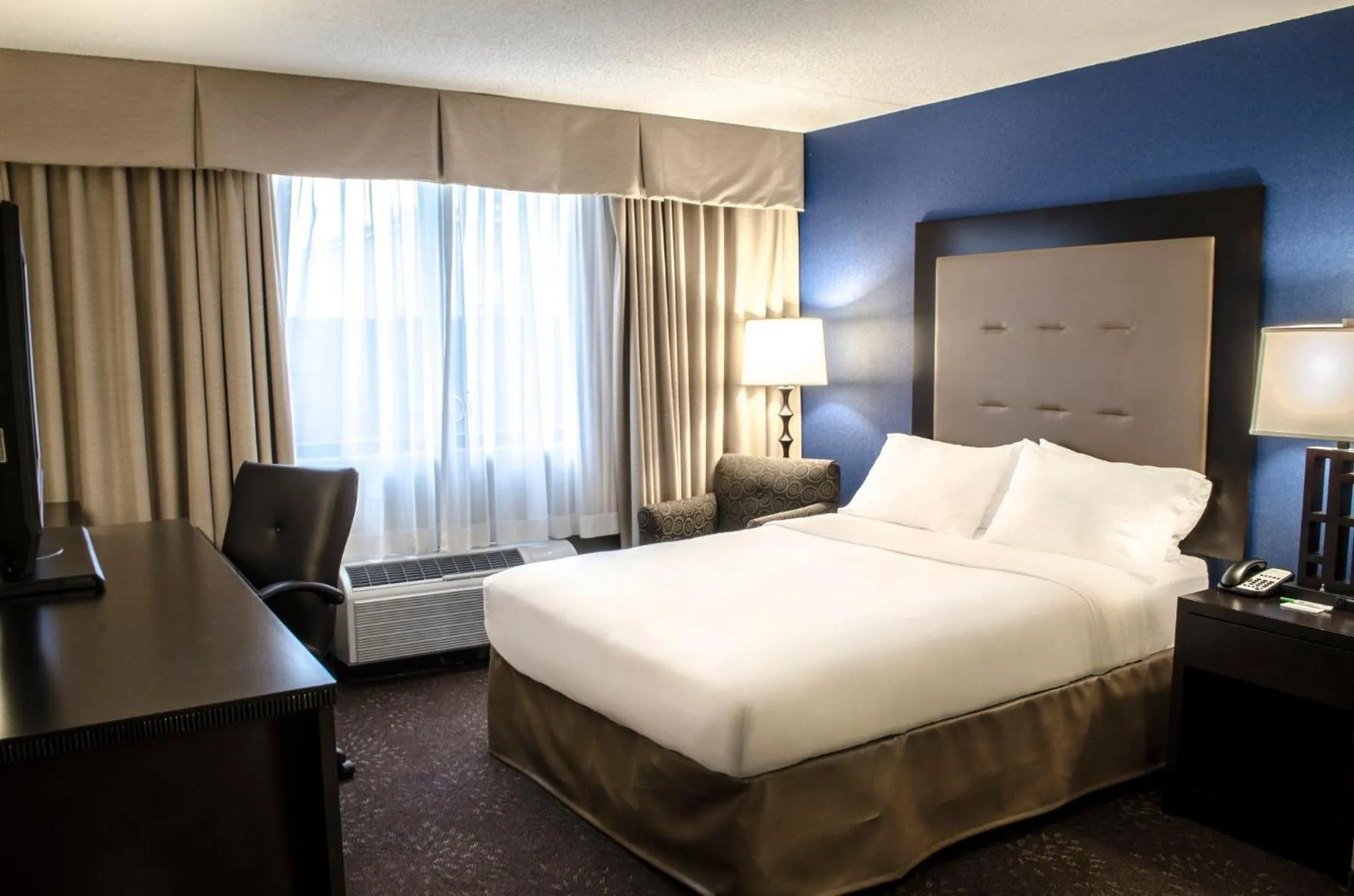 Photo of the whole room, Bed in Holiday Inn Fargo by IHG