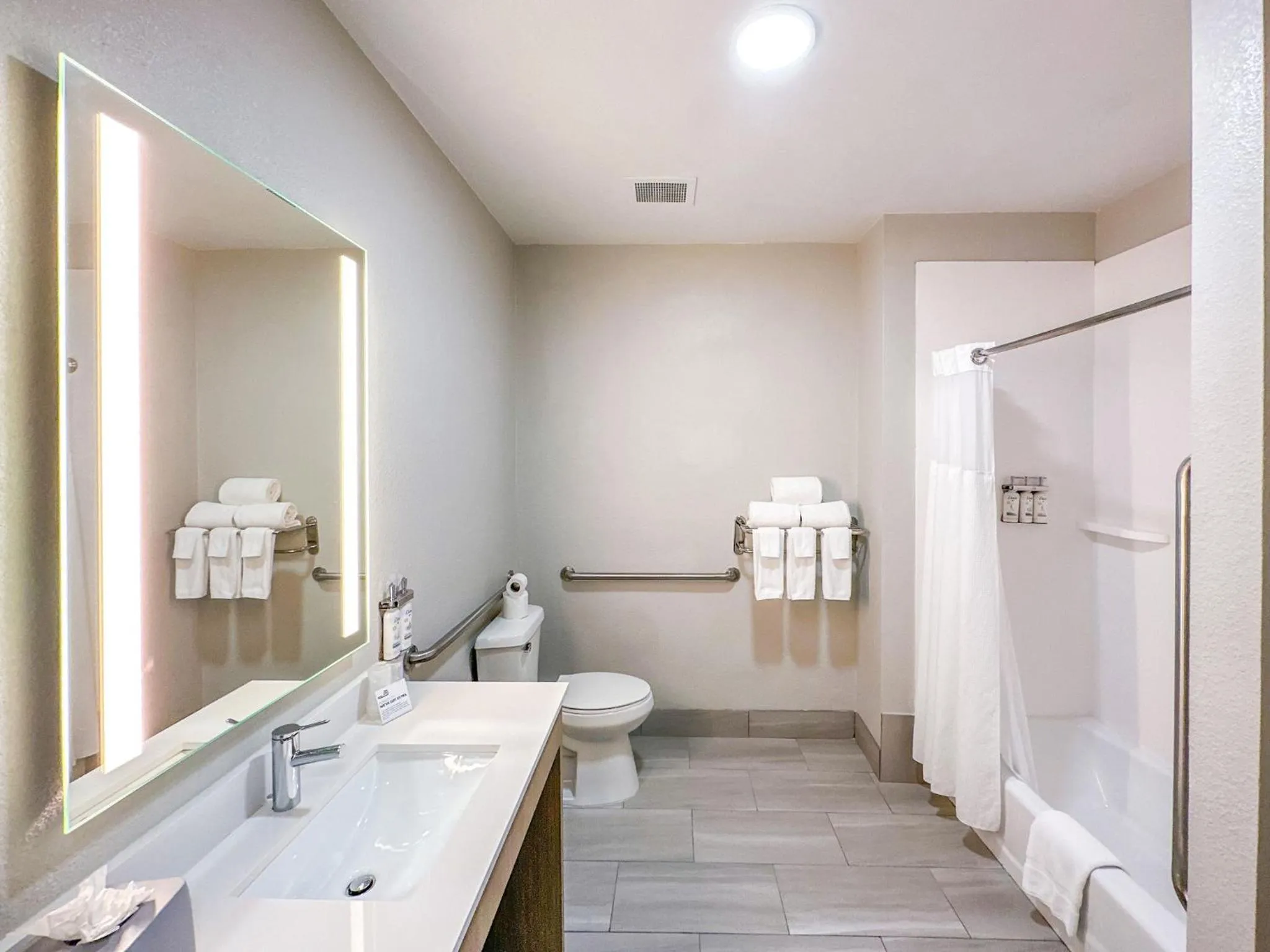 Photo of the whole room in Holiday Inn Express Hotel & Suites Ennis by IHG