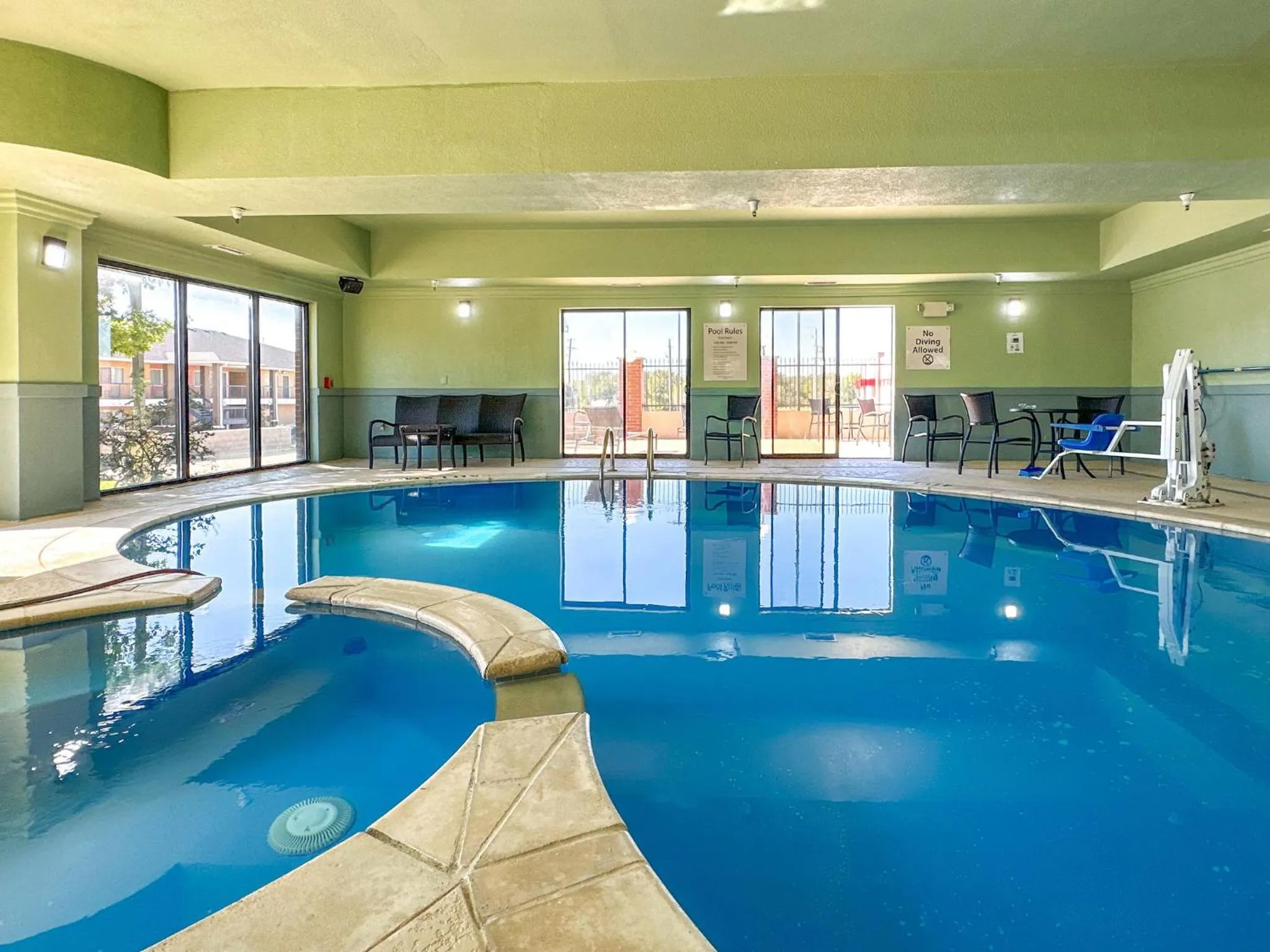 Swimming pool in Holiday Inn Express Hotel & Suites Ennis by IHG