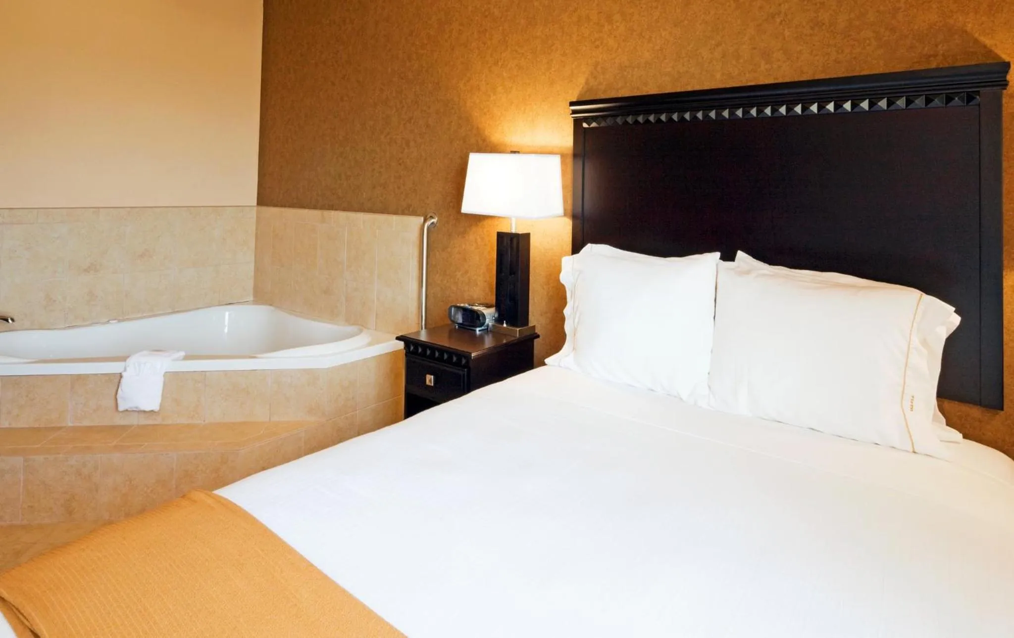 Photo of the whole room, Bed in Holiday Inn Express Hotel & Suites Ennis by IHG