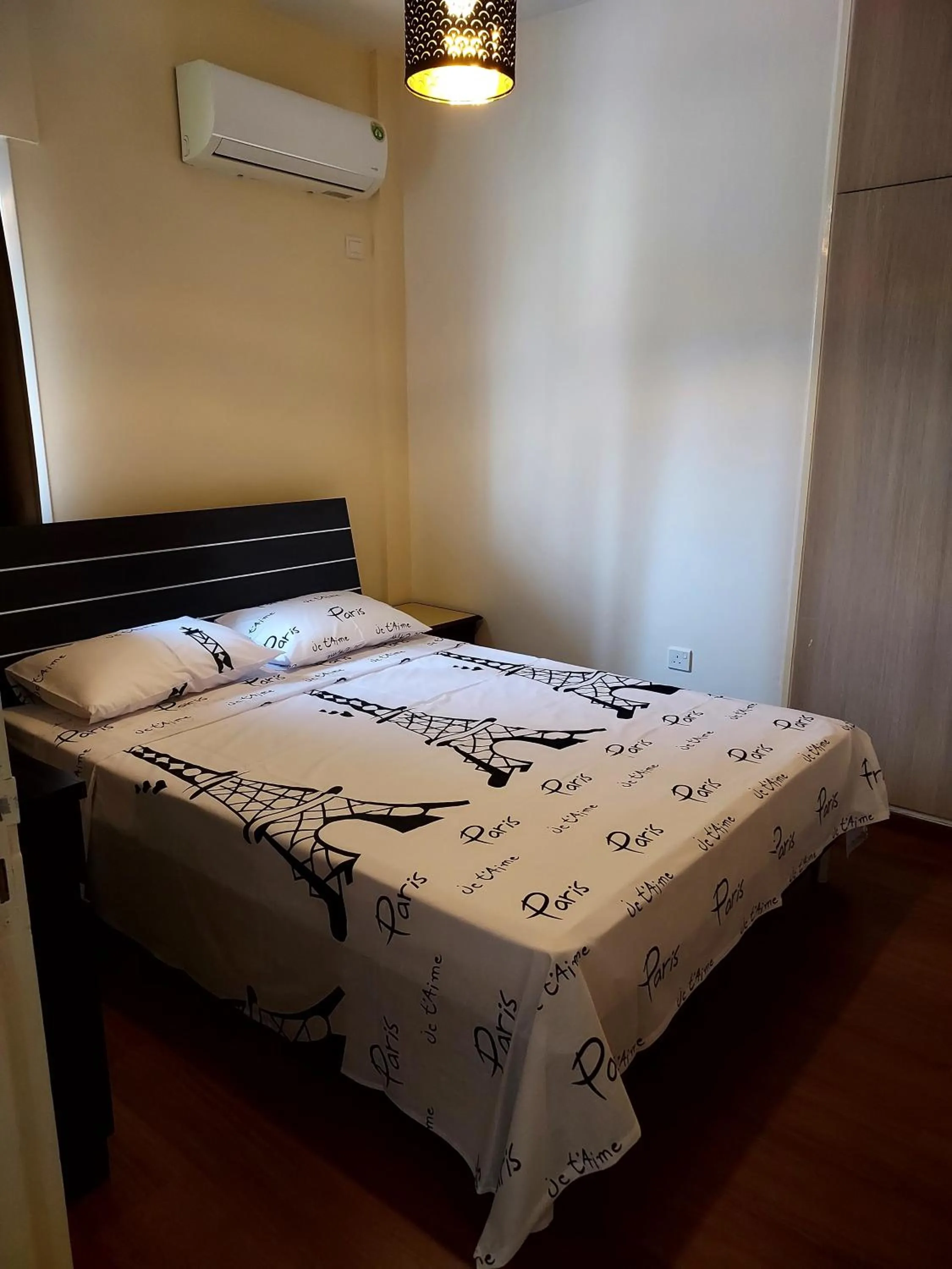 Bedroom, Bed in Sea Apartments