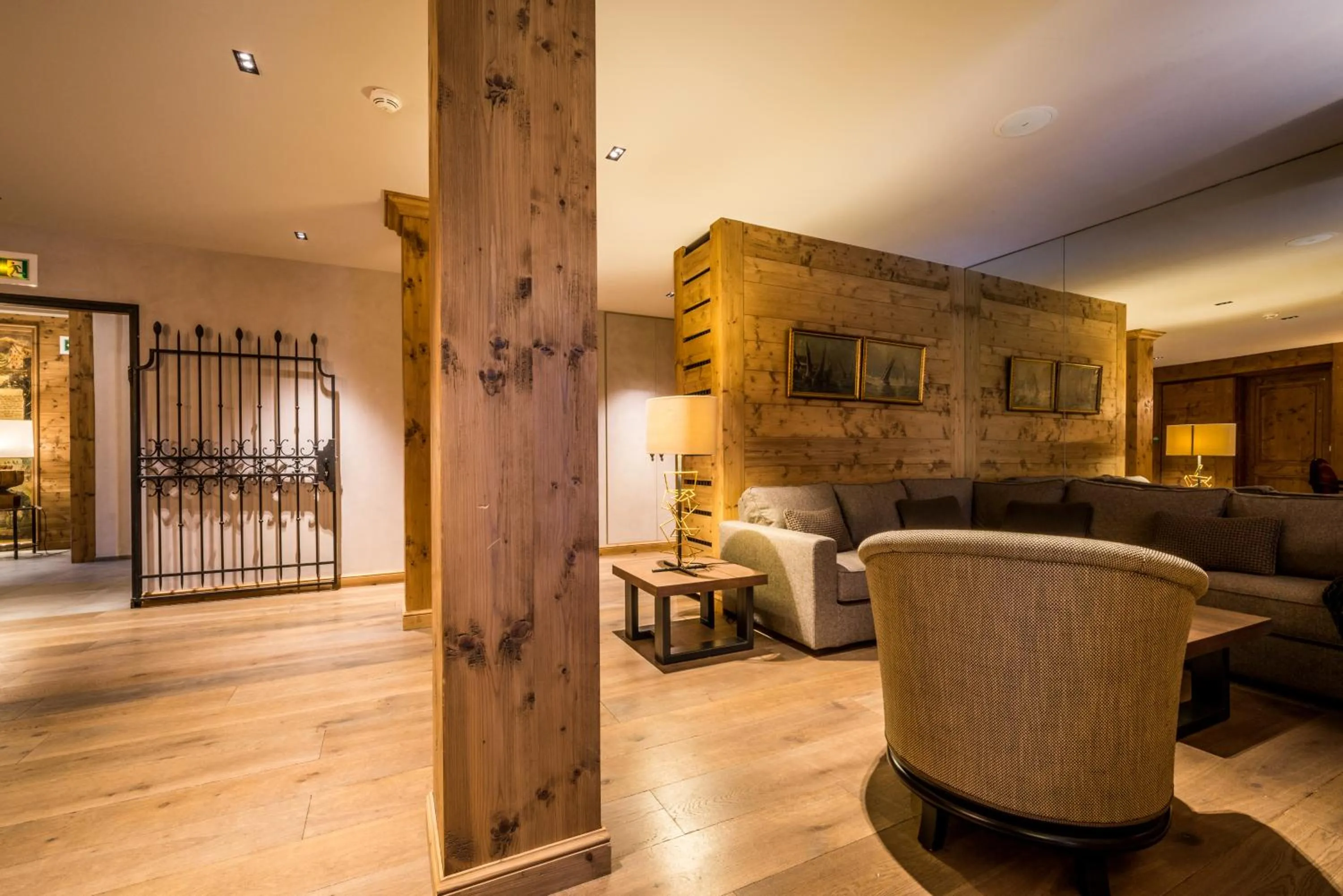 Communal lounge/ TV room in Hotel Le Samoyede