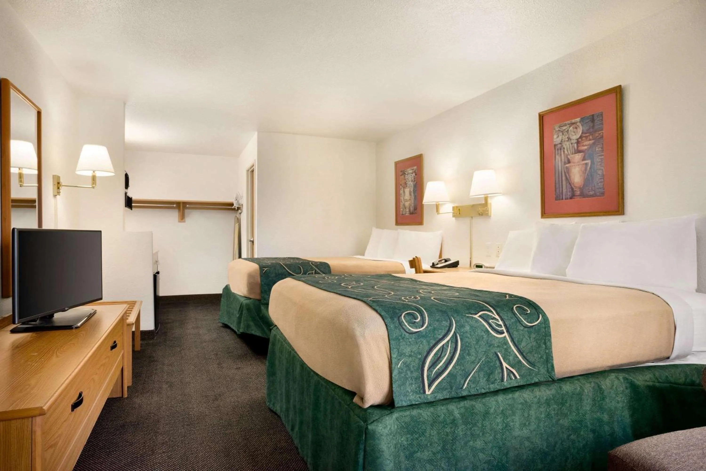 Photo of the whole room, Bed in Travelodge by Wyndham Cheyenne