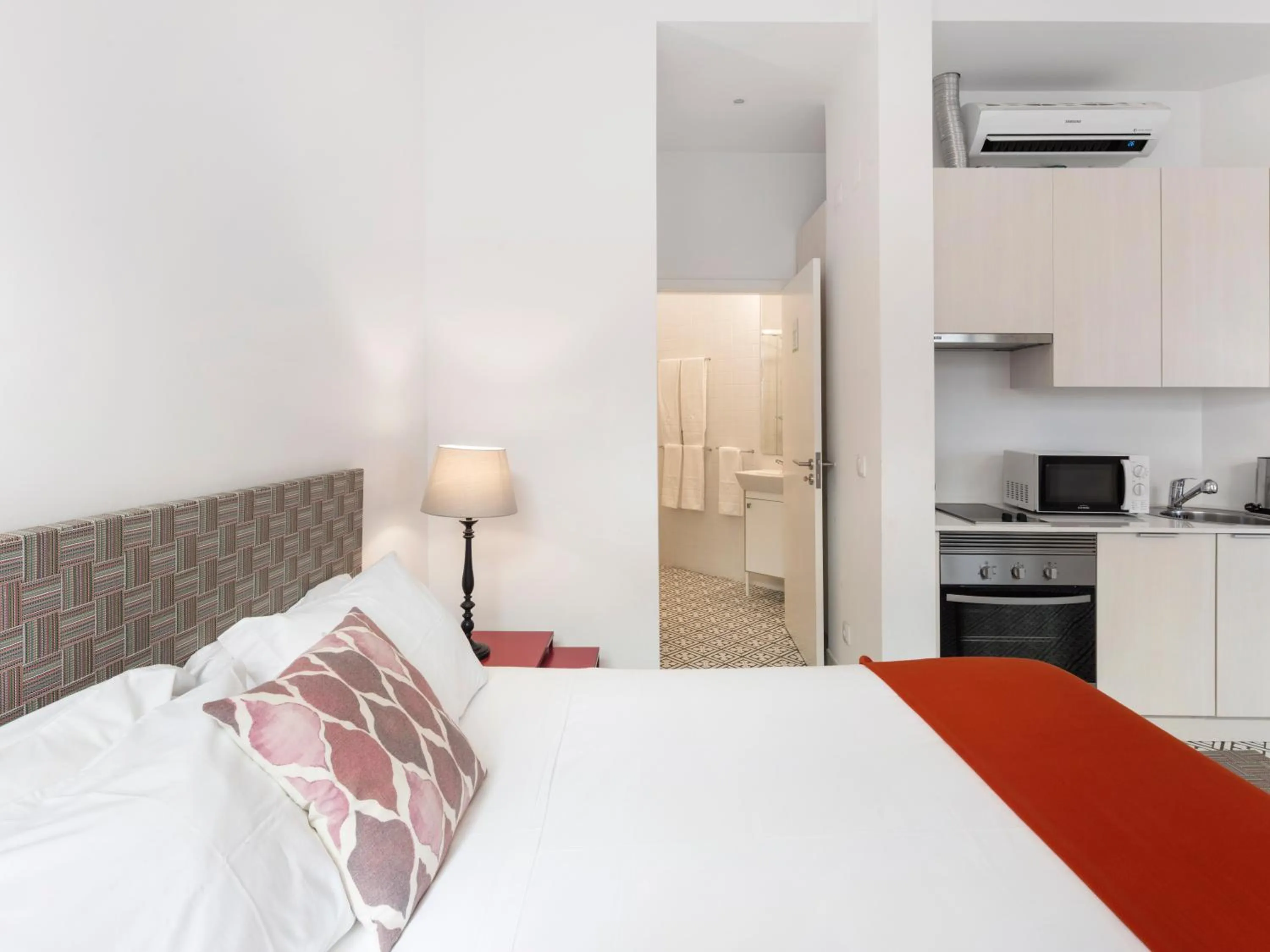 Toilet, Bed in Lisbon Serviced Apartments - Castelo S. Jorge