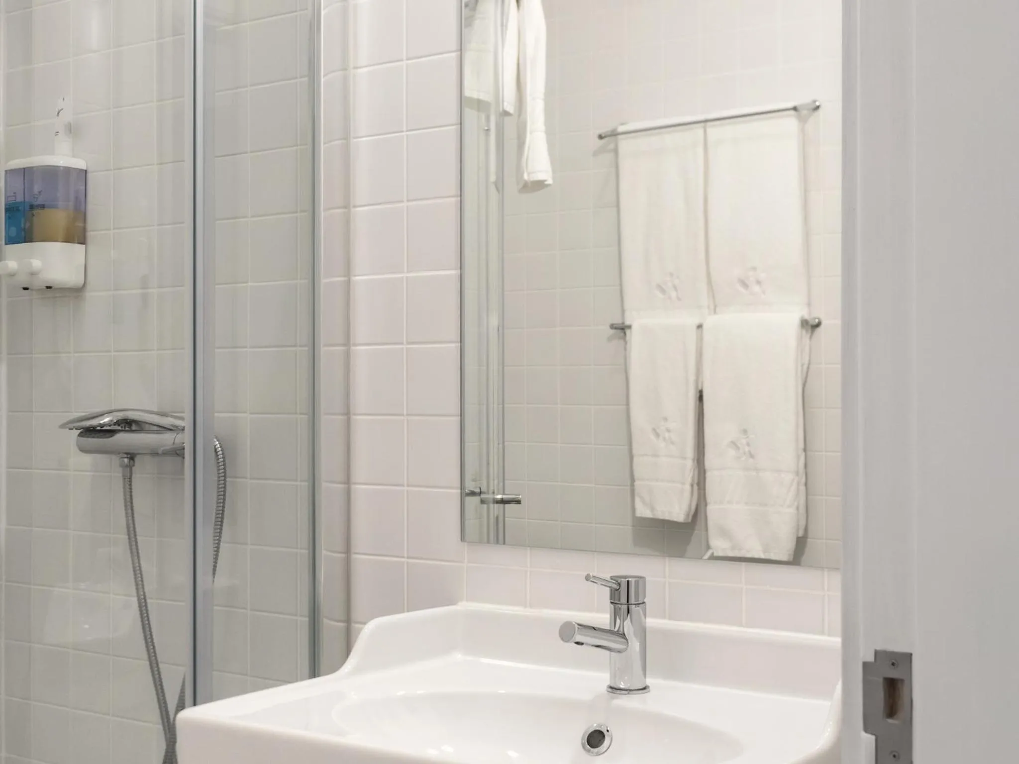 Bathroom in Lisbon Serviced Apartments - Castelo S. Jorge