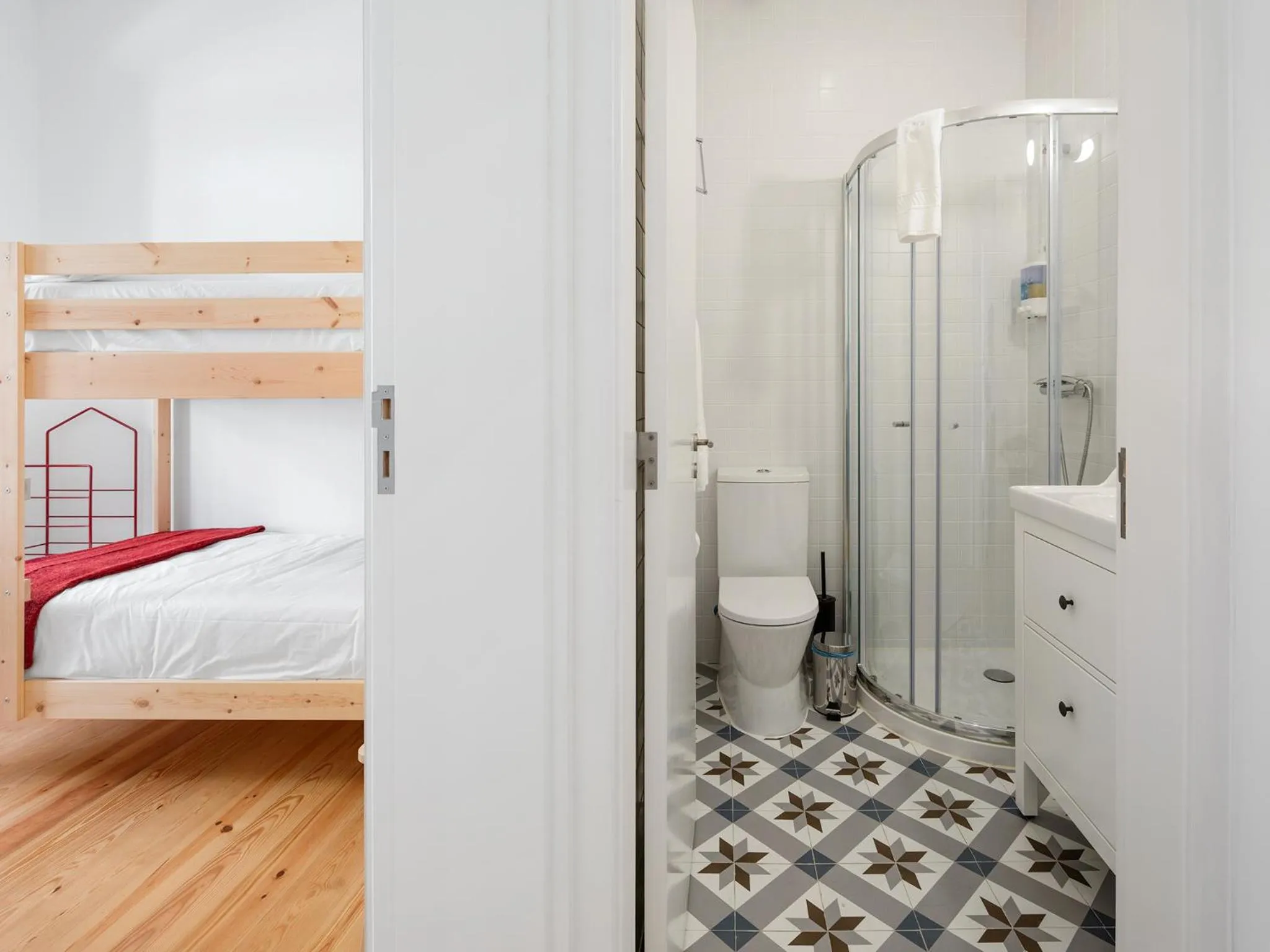 Toilet, Bed in Lisbon Serviced Apartments - Castelo S. Jorge