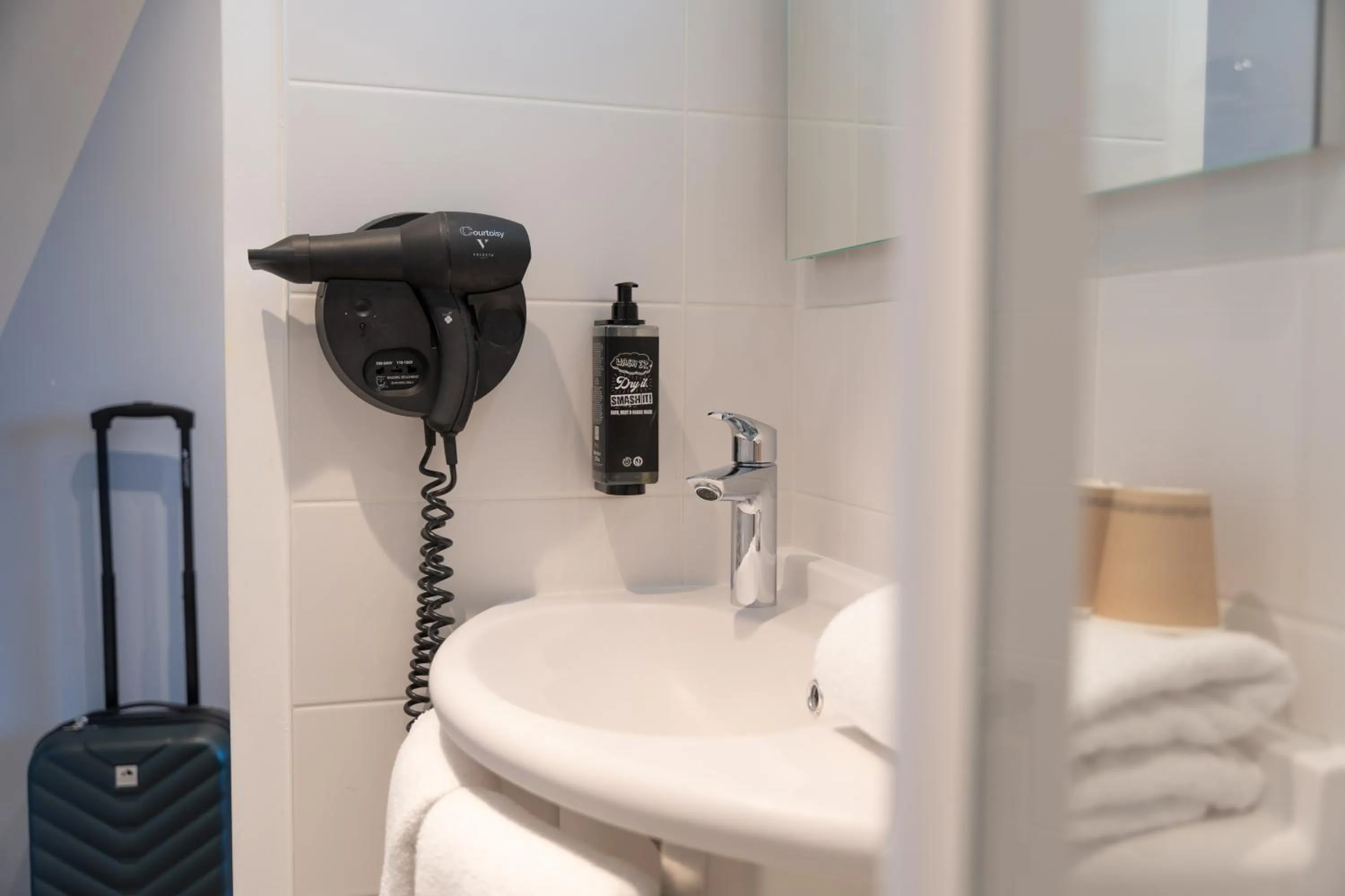 Shower in Hotel Ibis Budget Rennes Cesson