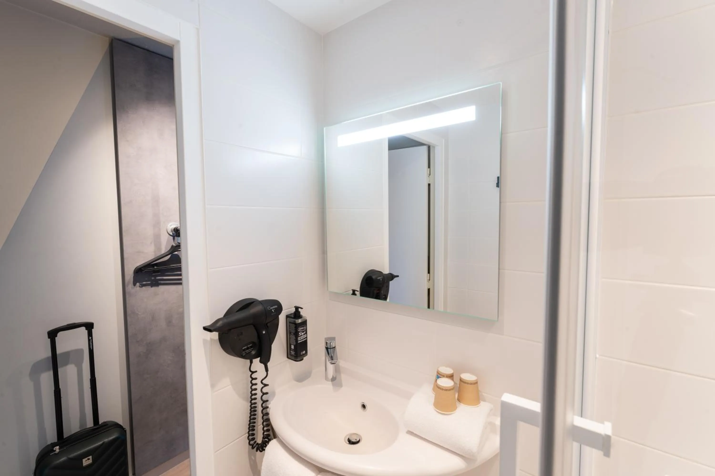 Shower in Hotel Ibis Budget Rennes Cesson