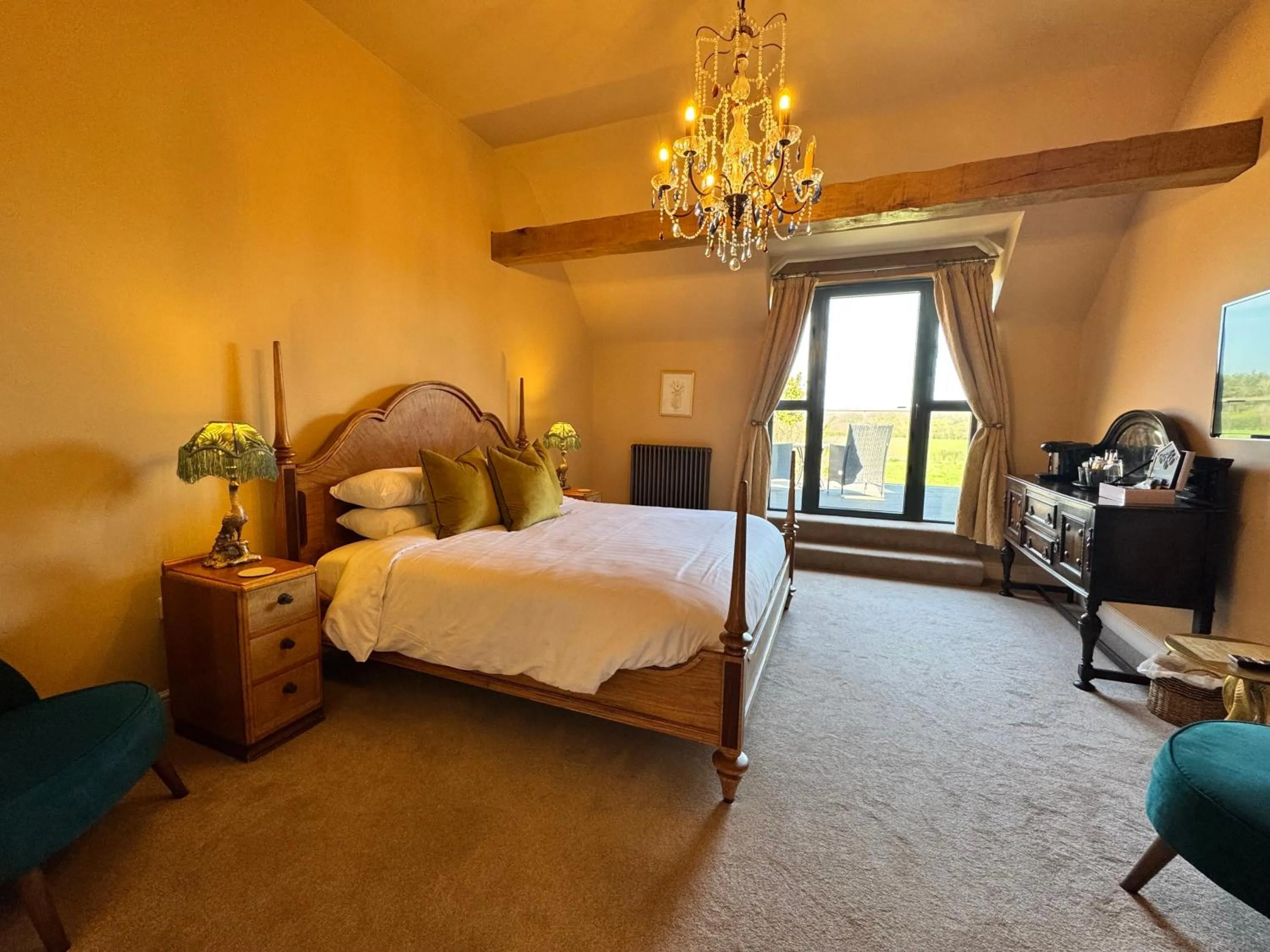 Photo of the whole room, Bed in The Bowl Inn