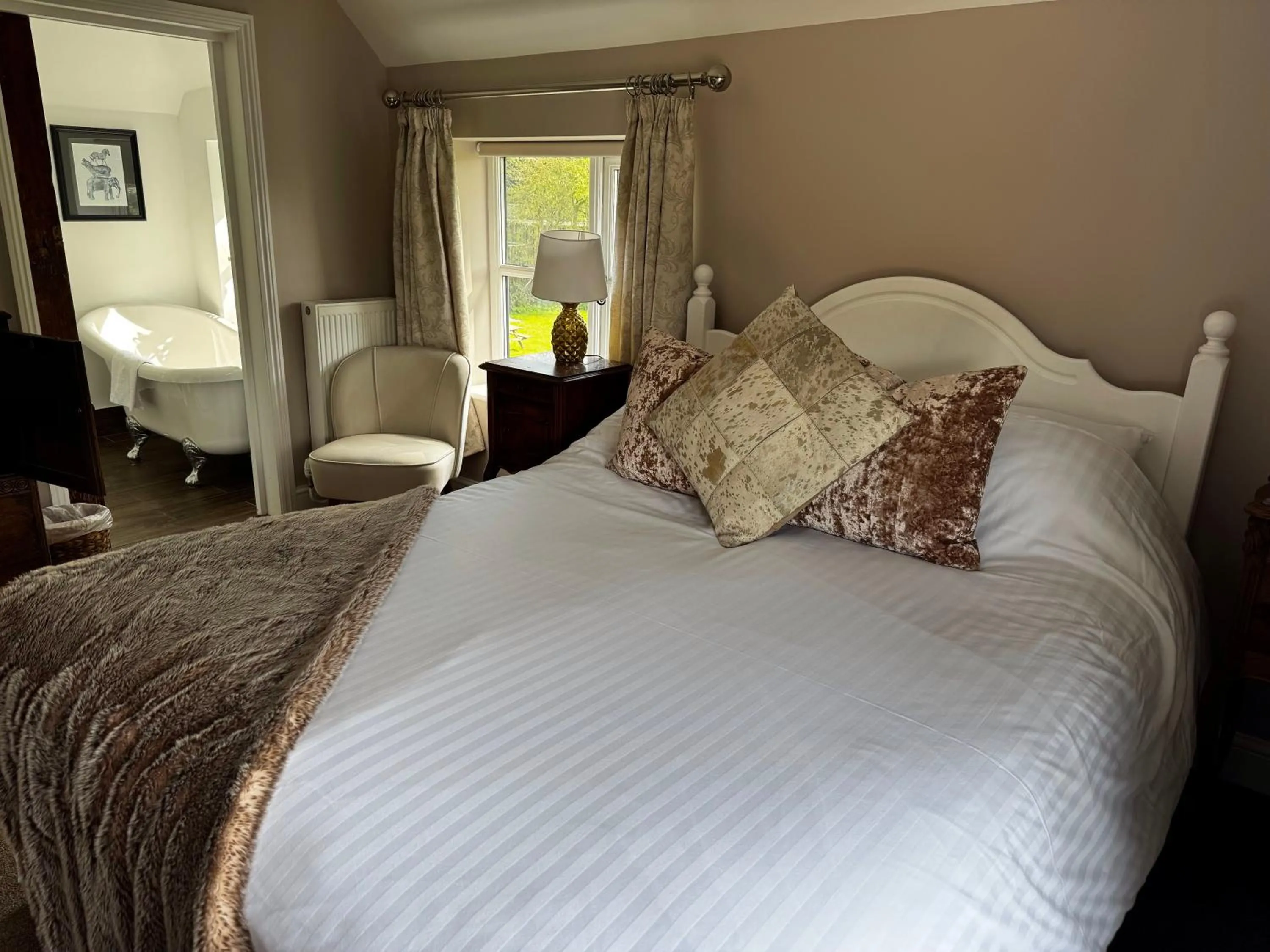 Bedroom, Bed in The Bowl Inn