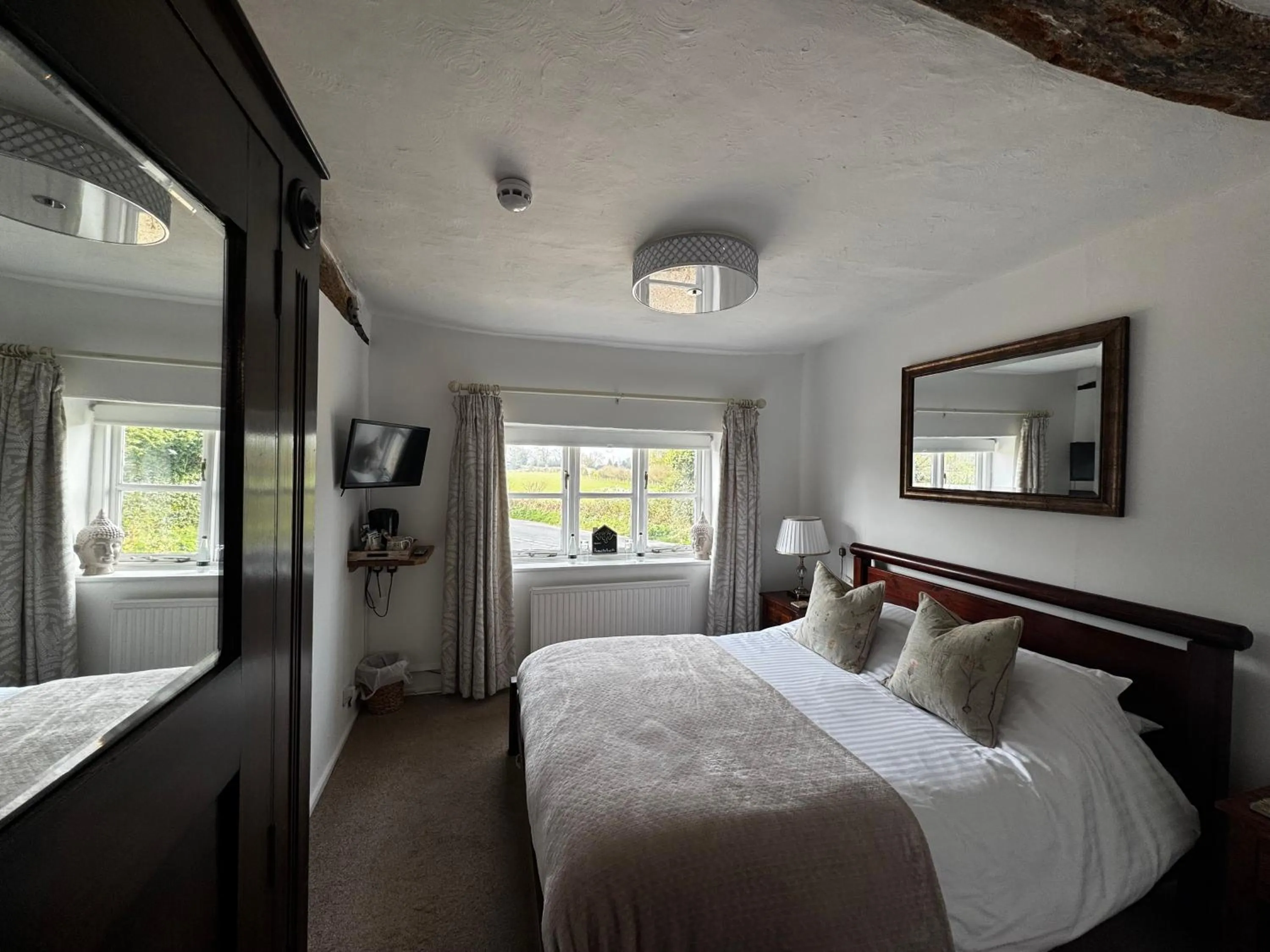 Photo of the whole room, Bed in The Bowl Inn