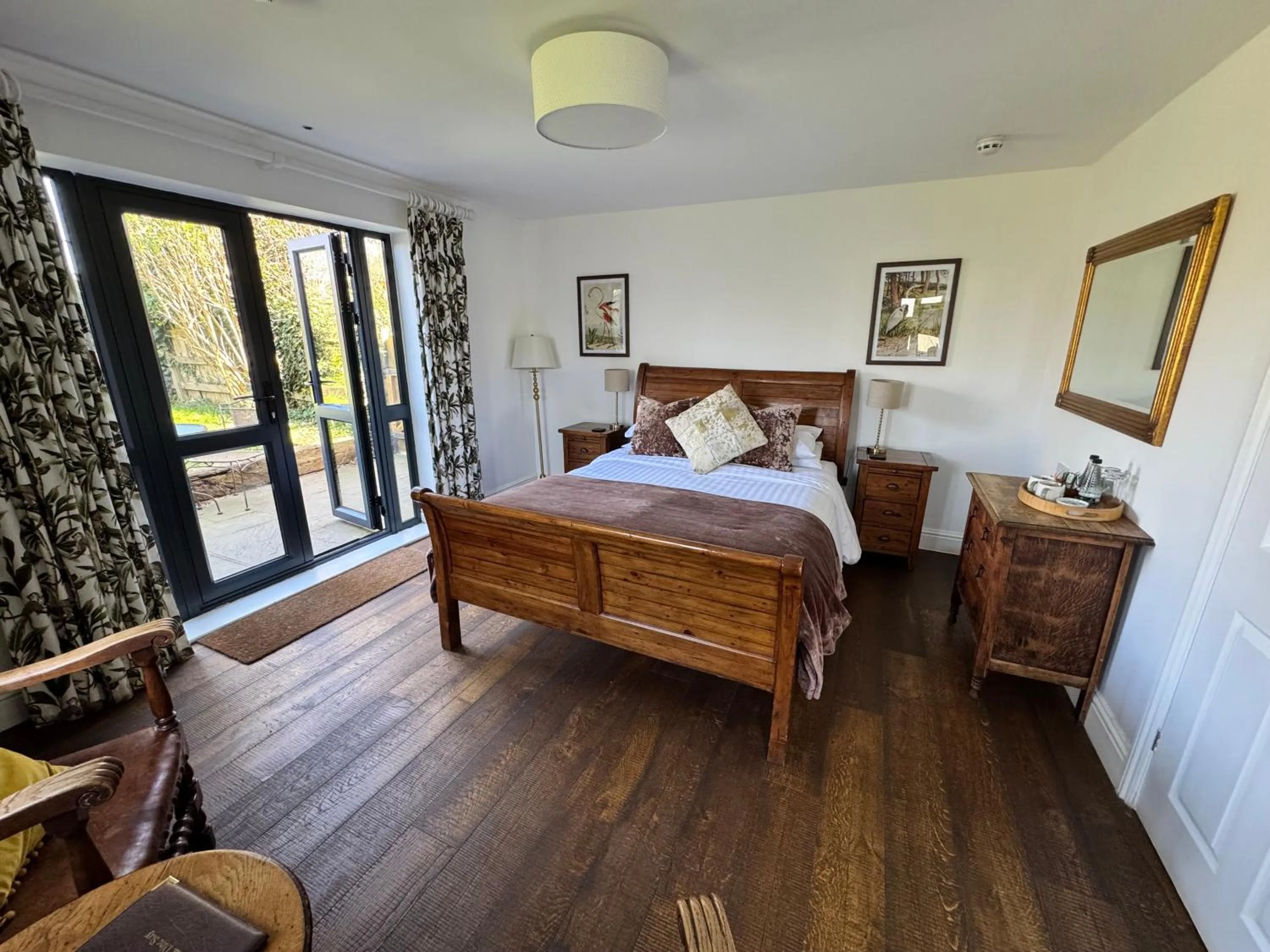 Photo of the whole room, Bed in The Bowl Inn