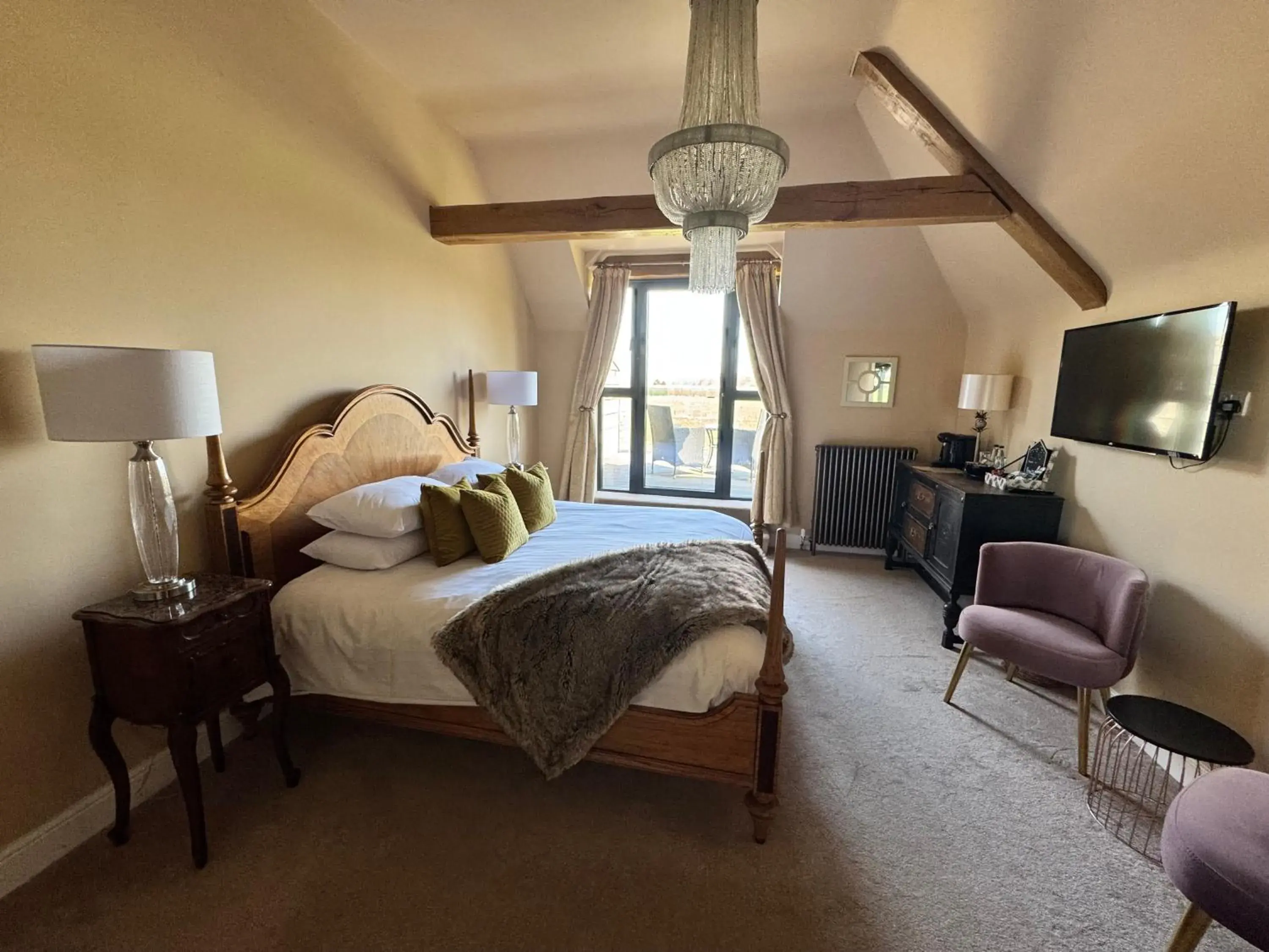 Queen Room with Balcony in The Bowl Inn Queen Room with Balcony in The Bowl Inn