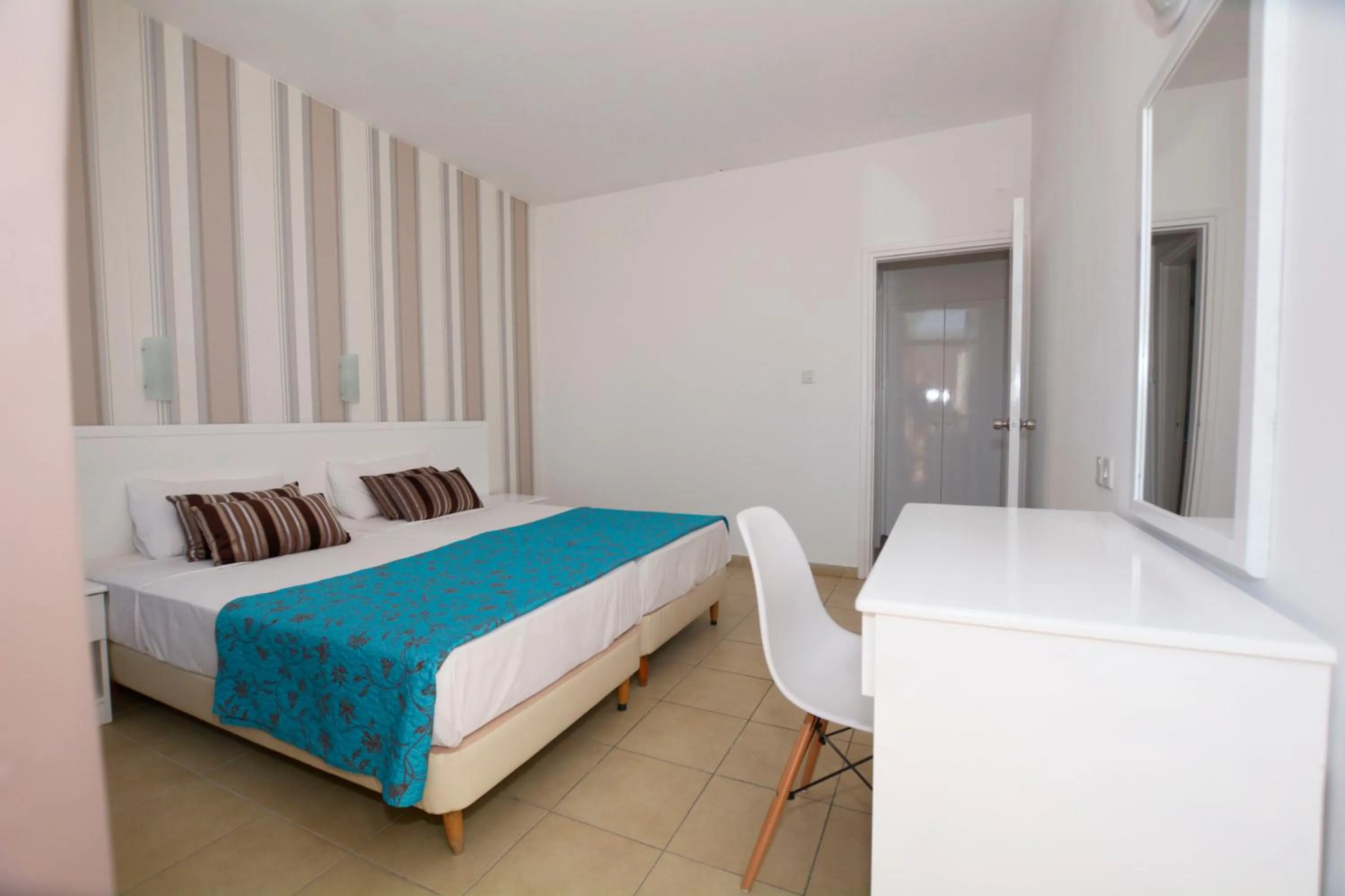 Photo of the whole room in Lantiana Napa Aparthotel