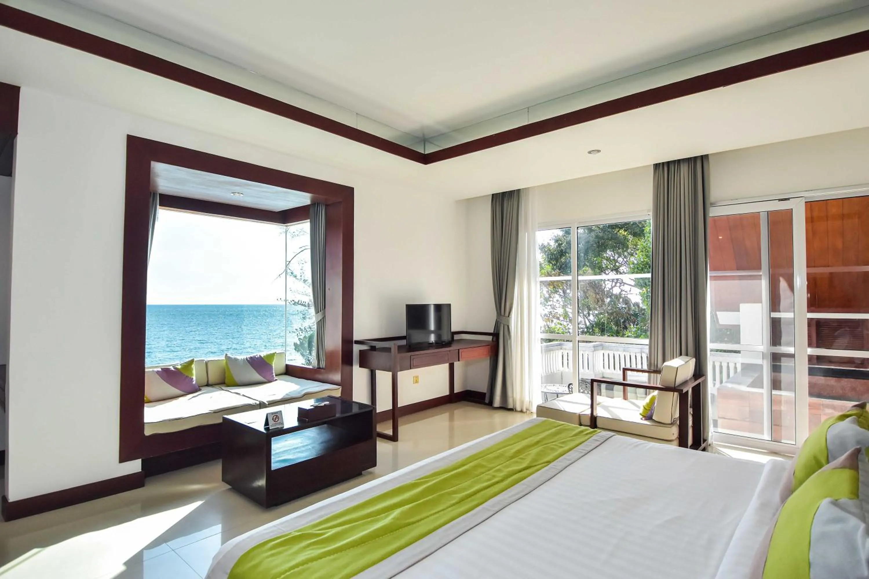 Seating area, Bed in Independence Hotel Resort & Spa