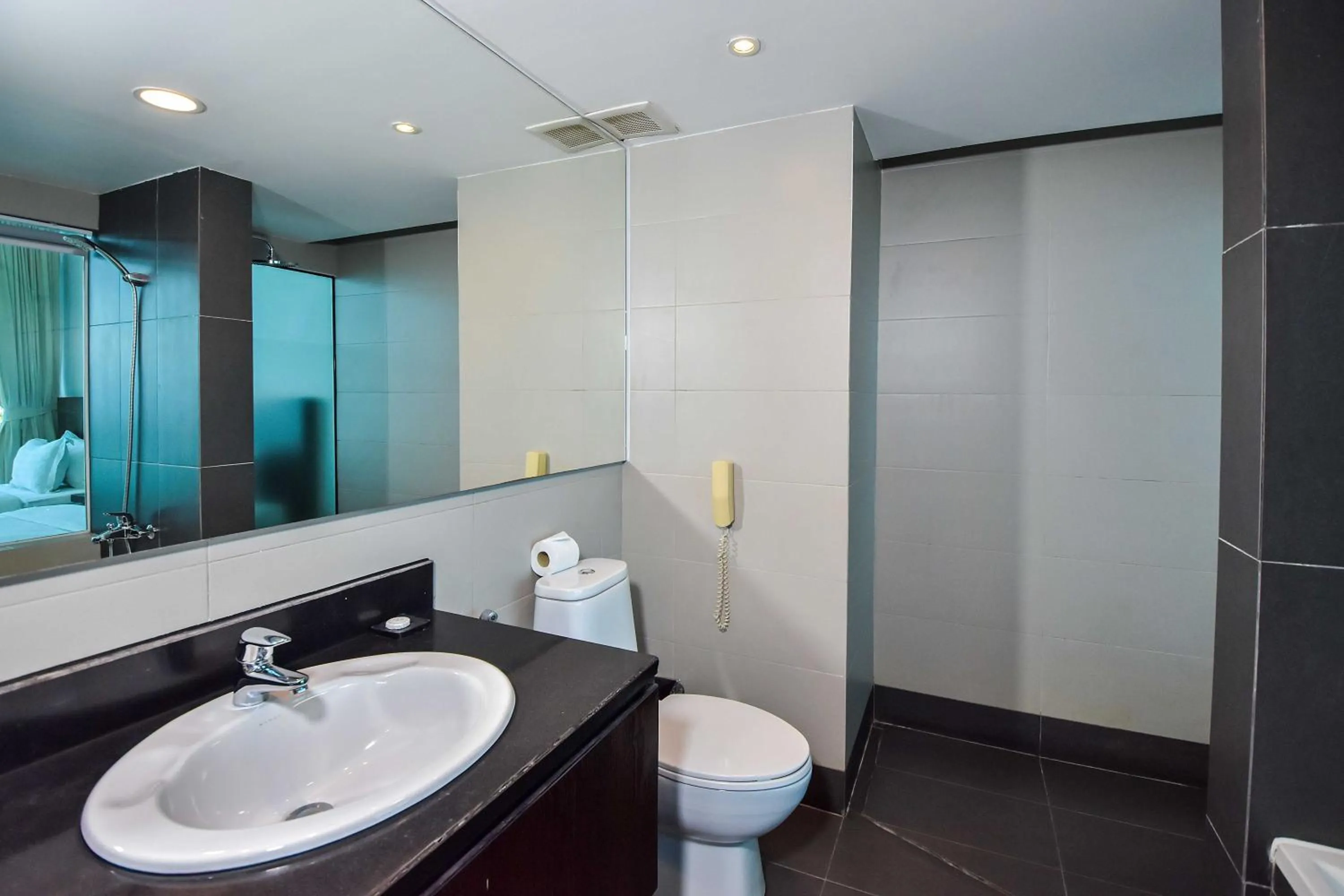 Bathroom in Independence Hotel Resort & Spa