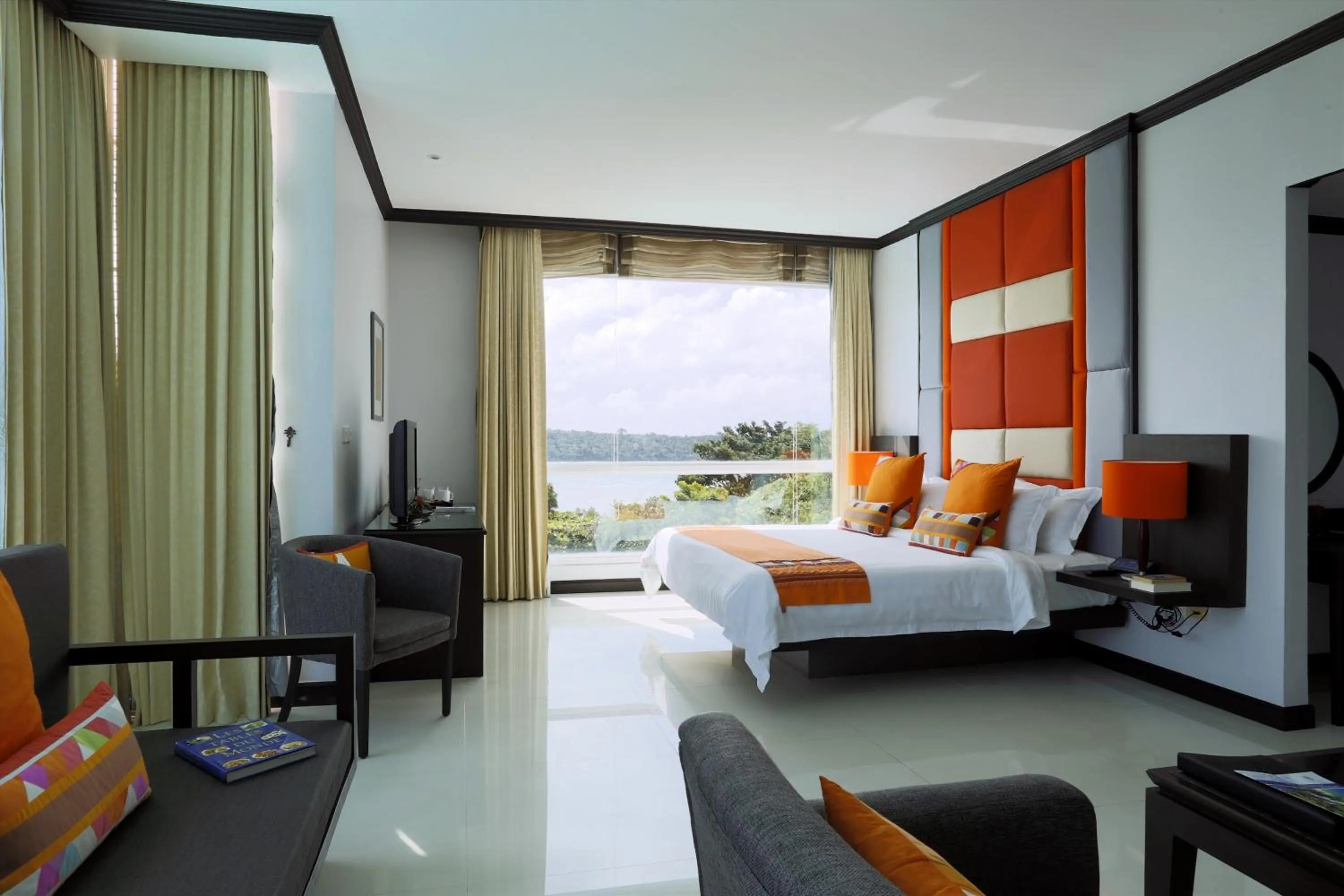 Property building, Bed in Independence Hotel Resort & Spa