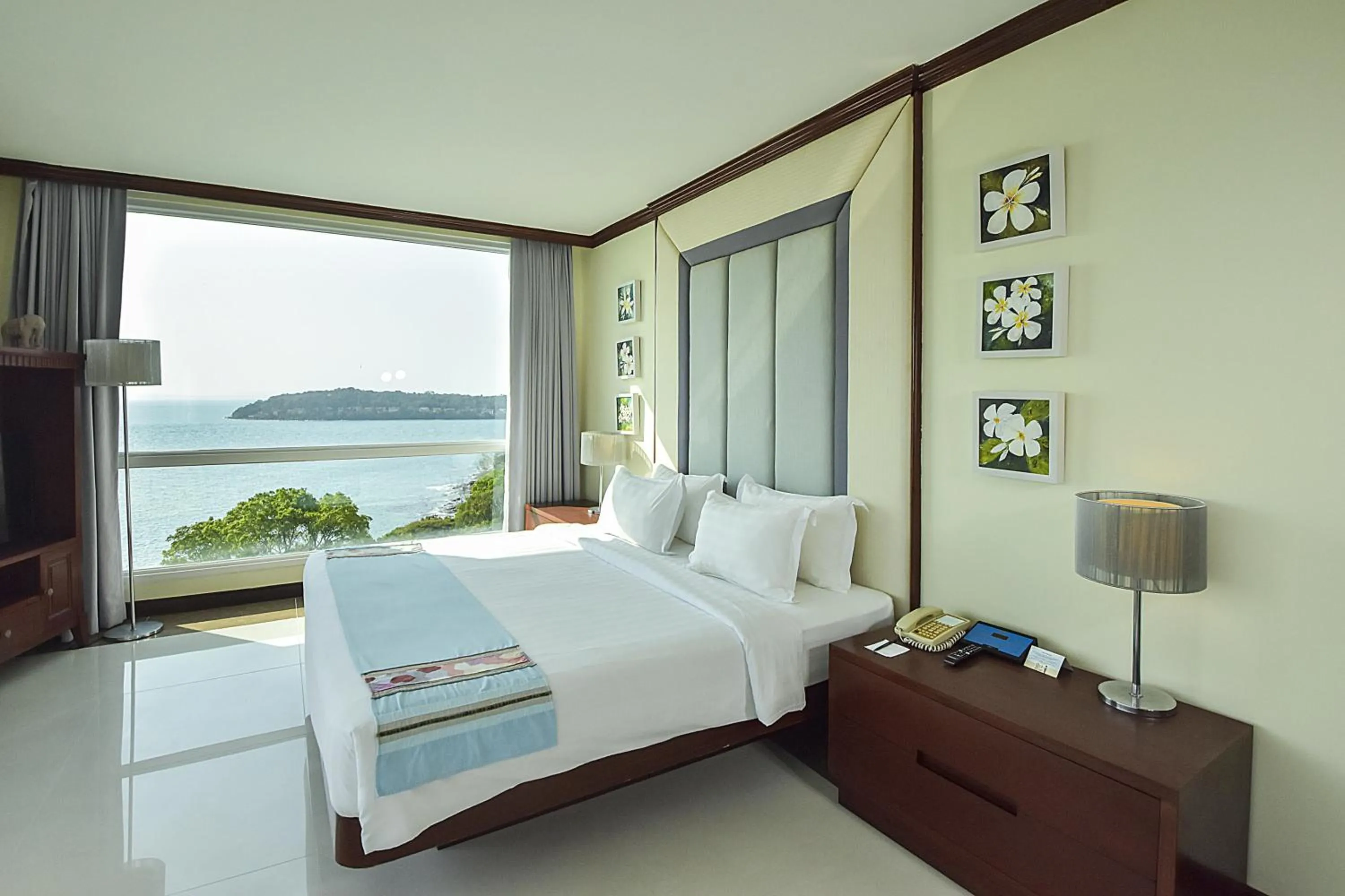 Bed in Independence Hotel Resort & Spa