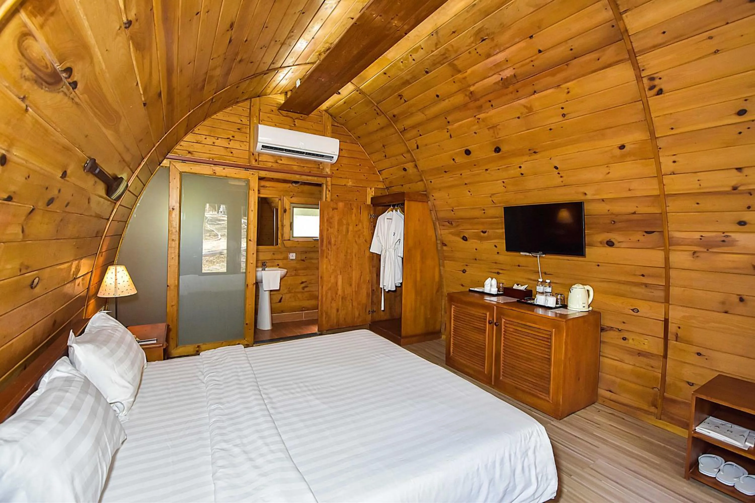 Photo of the whole room, Bed in Independence Hotel Resort & Spa