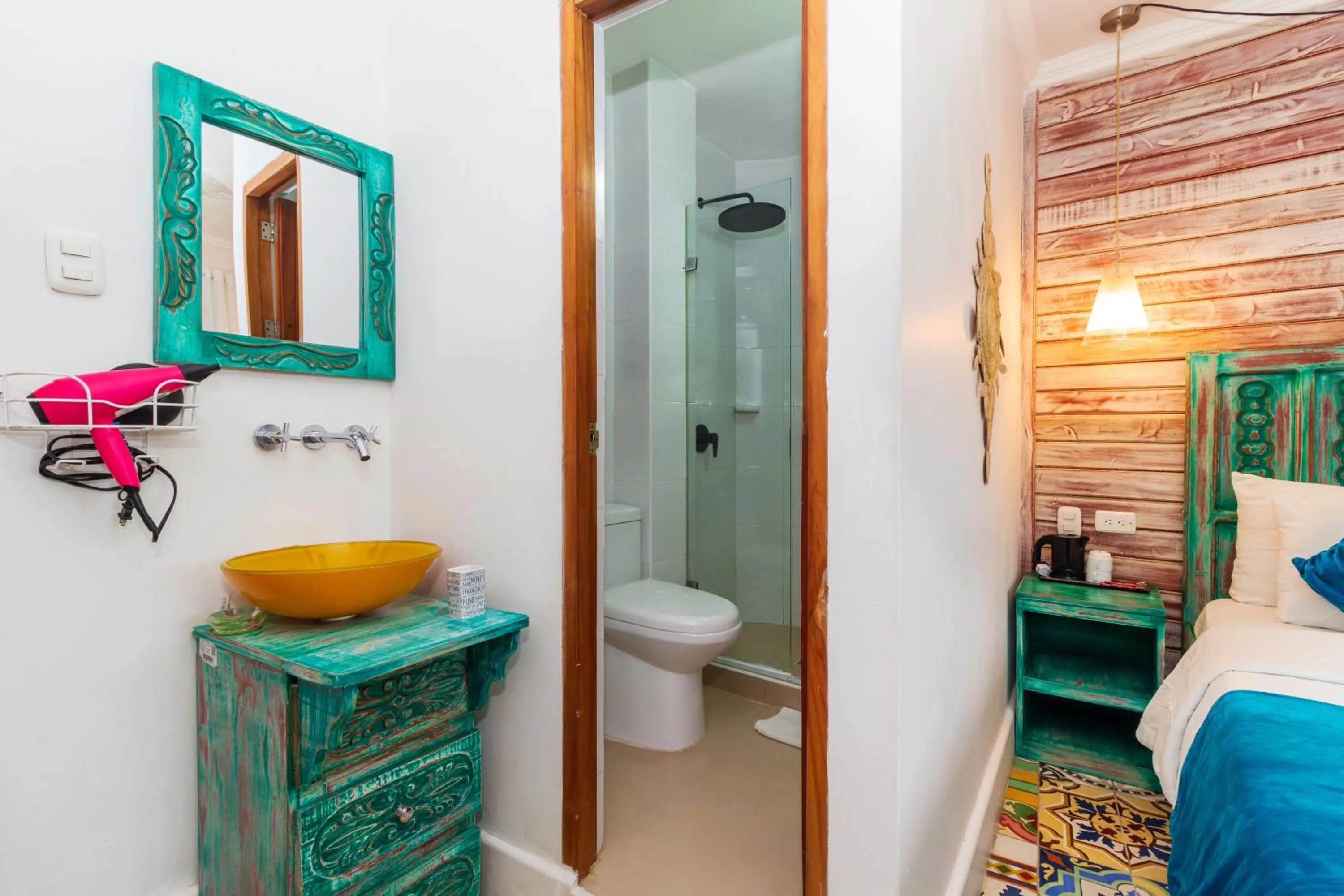 Bathroom, Bed in Voilá Signature Casa Isabel