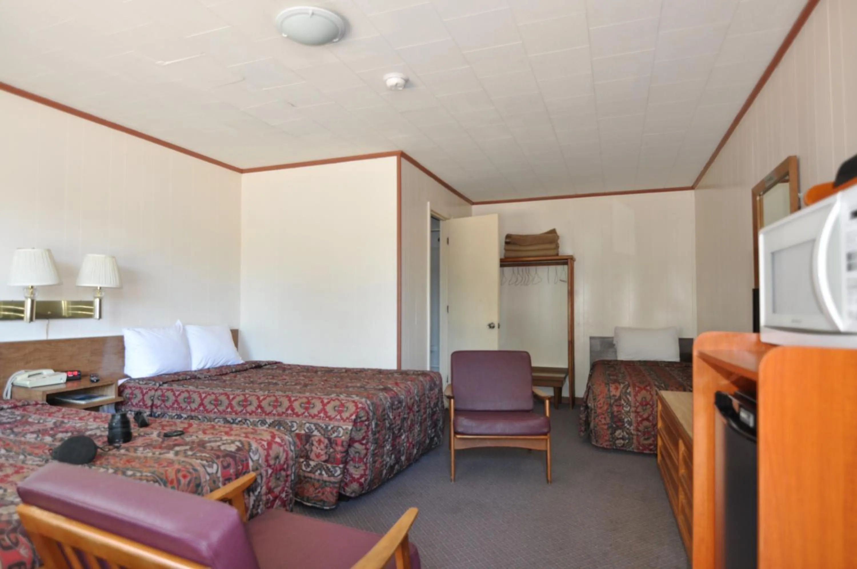 Living room, Bed in Budget Inn near WestRock