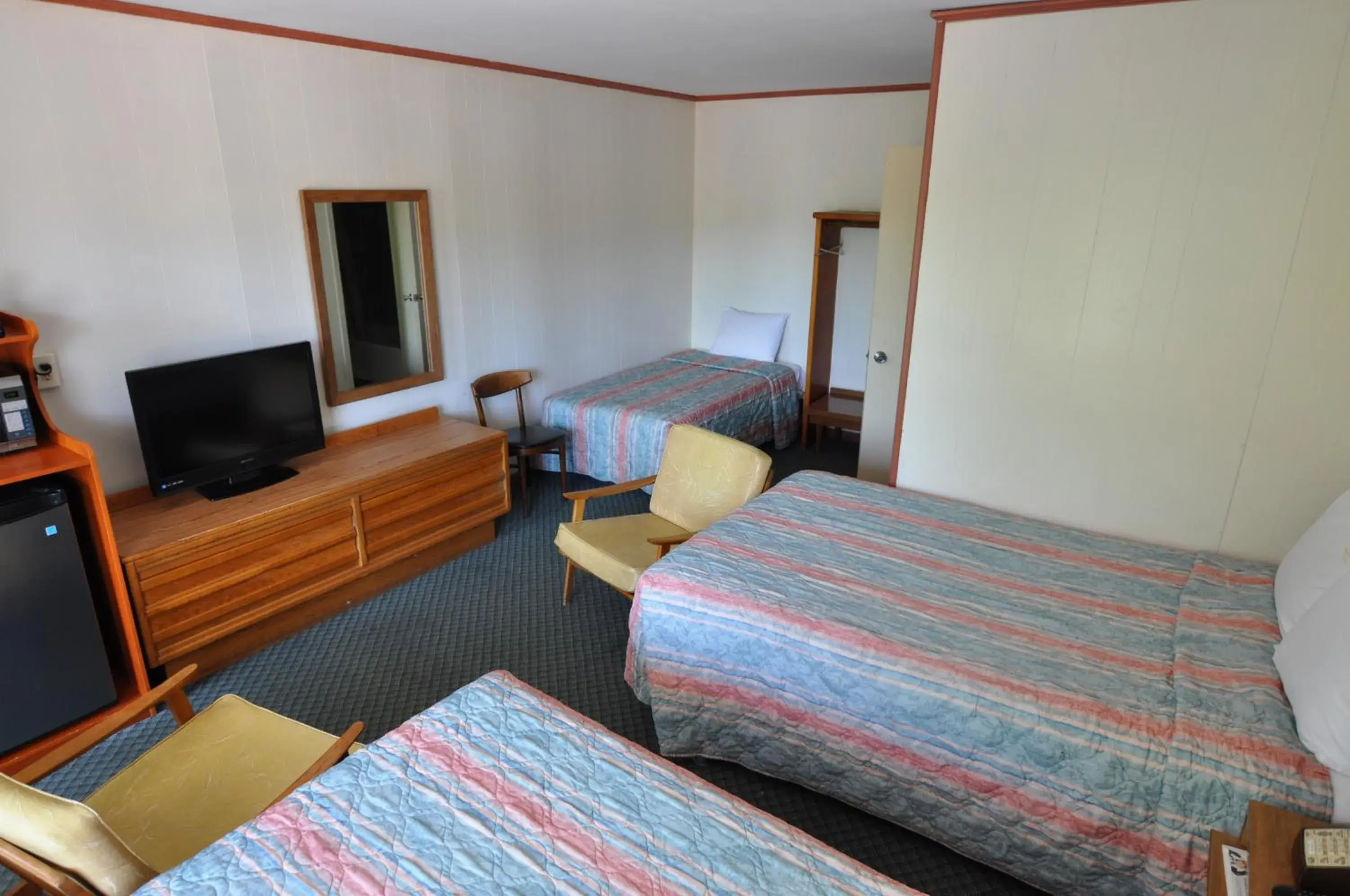 Triple Room in Budget Inn near WestRock Triple Room in Budget Inn near WestRock