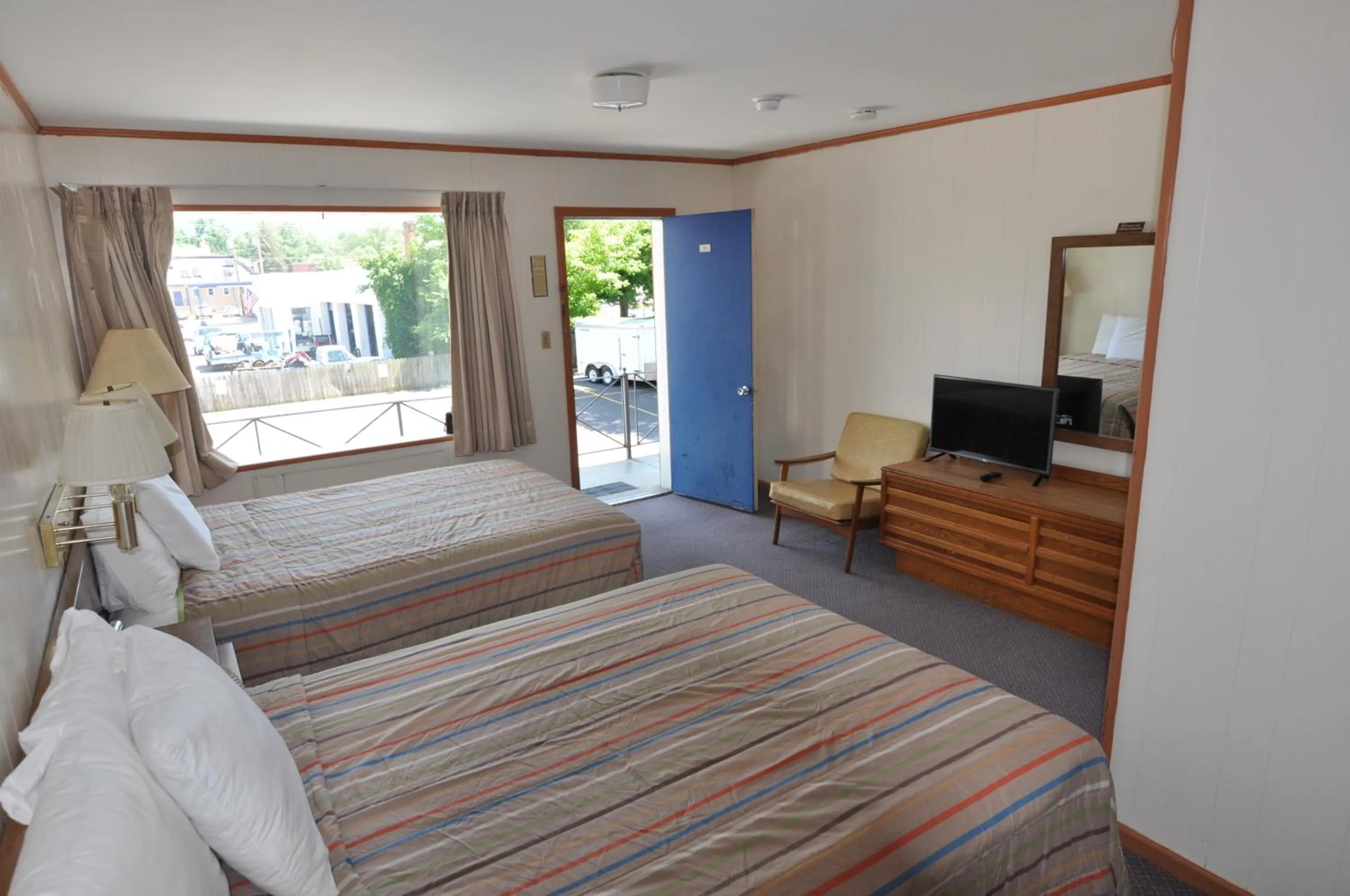 TV and multimedia, Bed in Budget Inn near WestRock