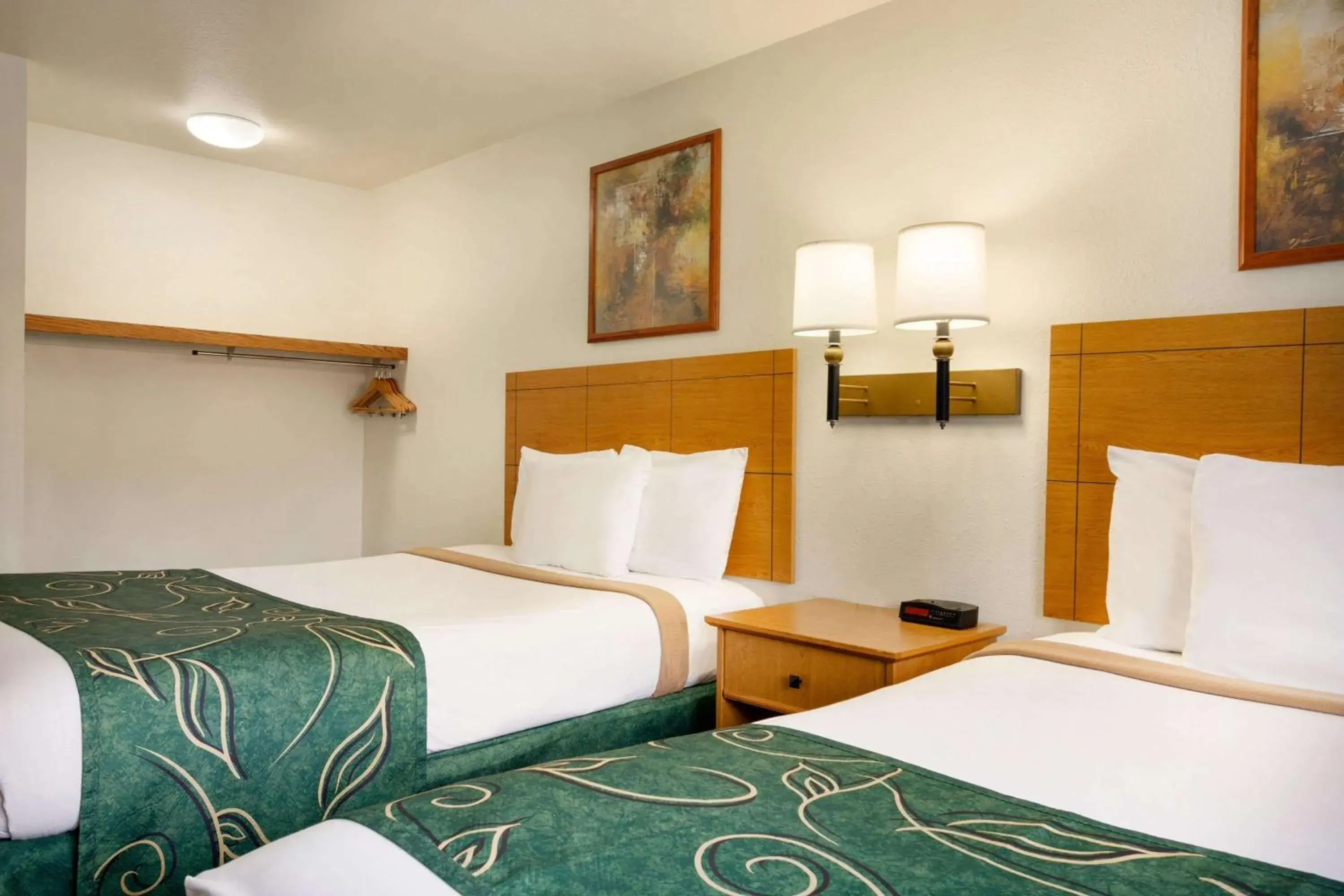 Double Room with Two Double Beds - Mobility Access/Non-Smoking in Travelodge by Wyndham Marysville Double Room with Two Double Beds - Mobility Access/Non-Smoking in Travelodge by Wyndham Marysville