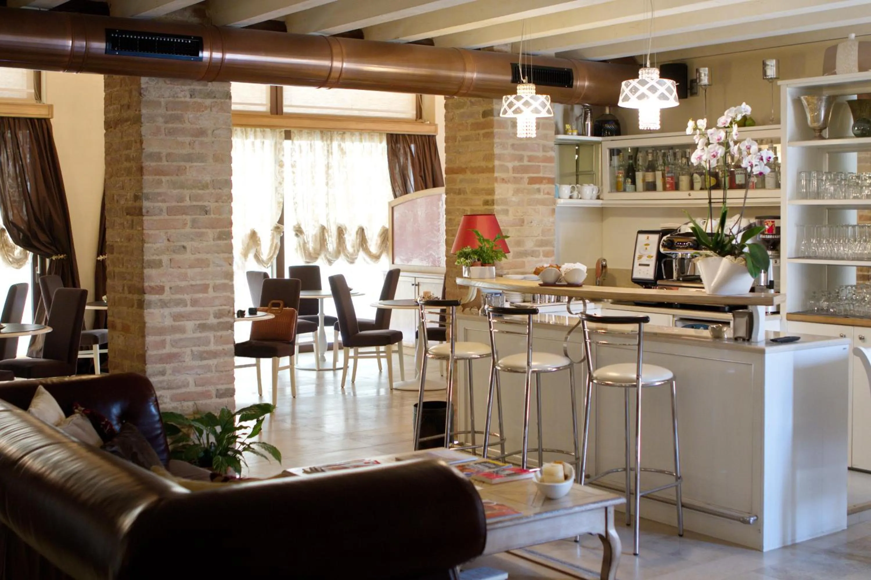 Communal lounge/ TV room in Hotel Asolo