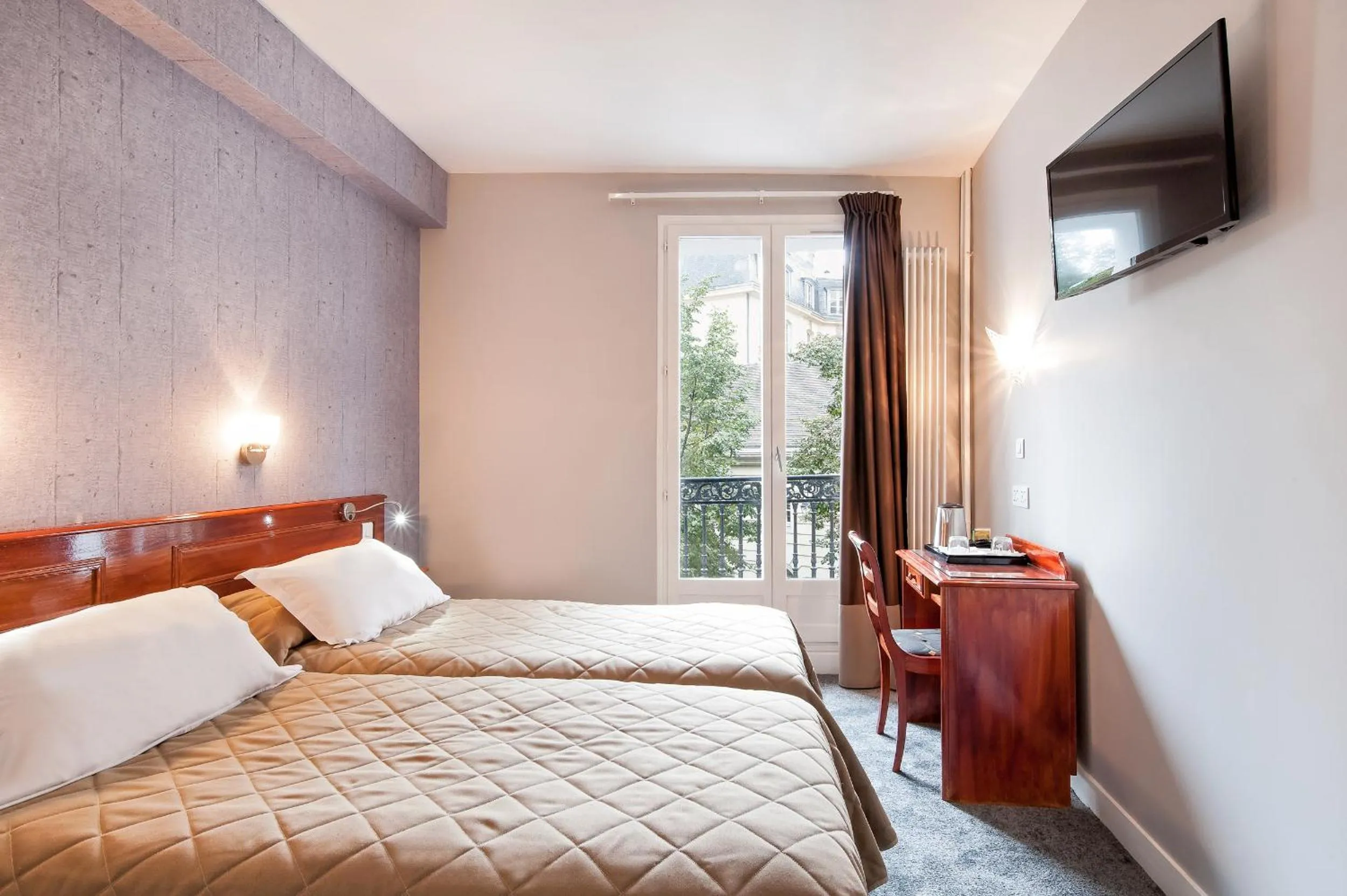 Day, Bed in Hotel Americain