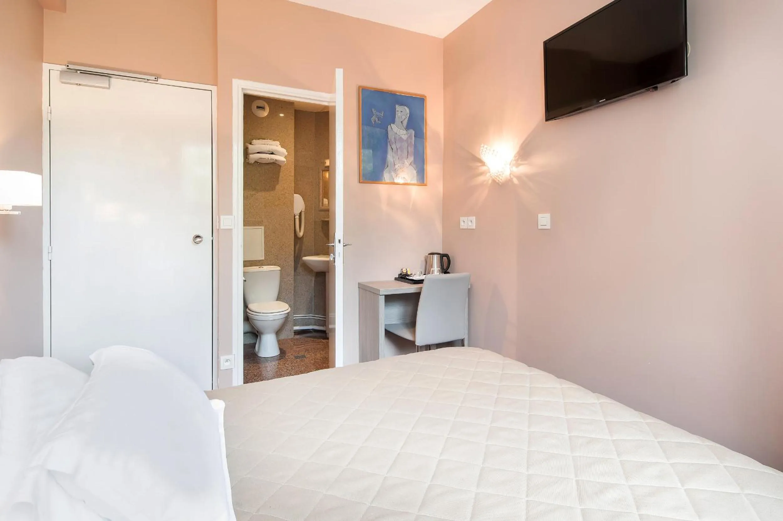 TV and multimedia, Bed in Hotel Americain