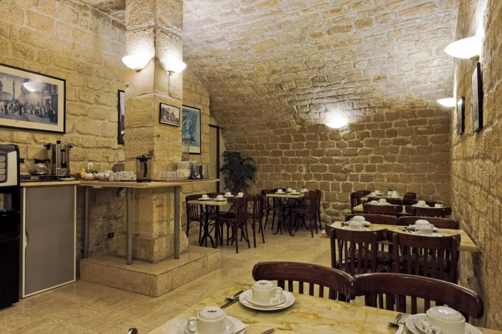 Restaurant/places to eat in Hotel Americain