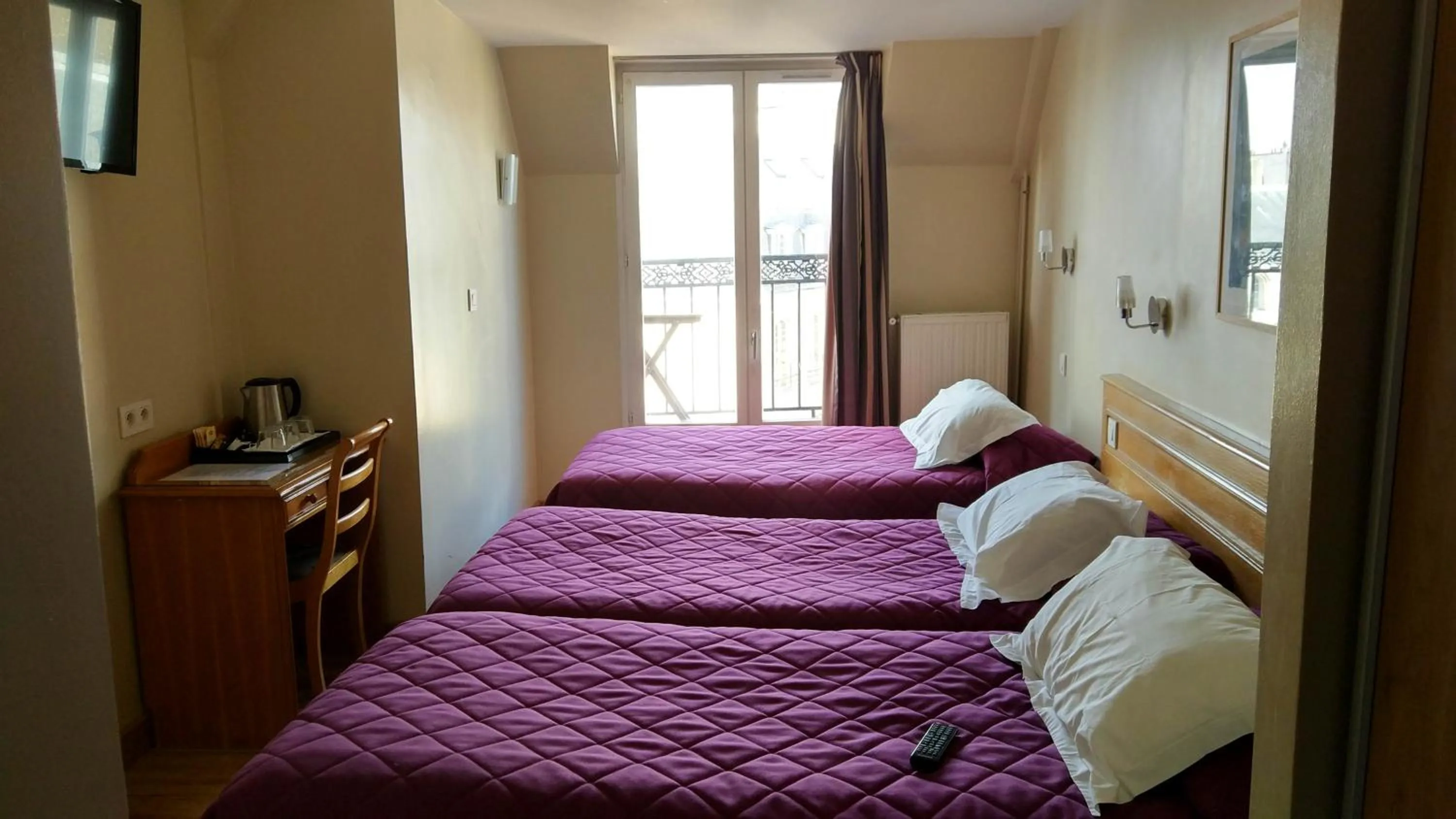 Coffee/tea facilities, Bed in Hotel Americain