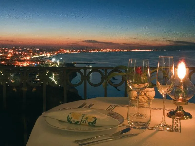 Restaurant/places to eat in Hotel Posillipo