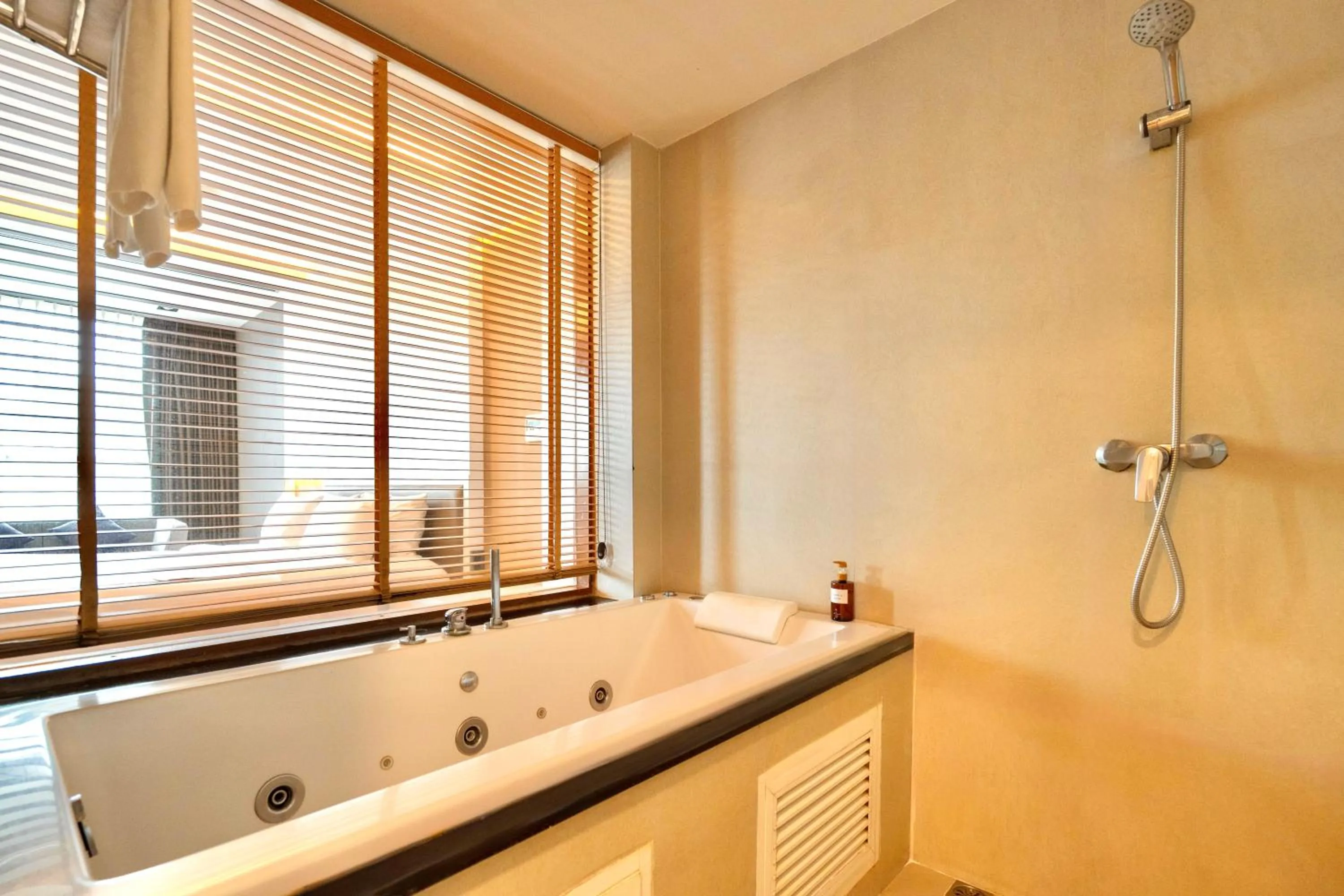 Bath in The Zense Boutique Hotel