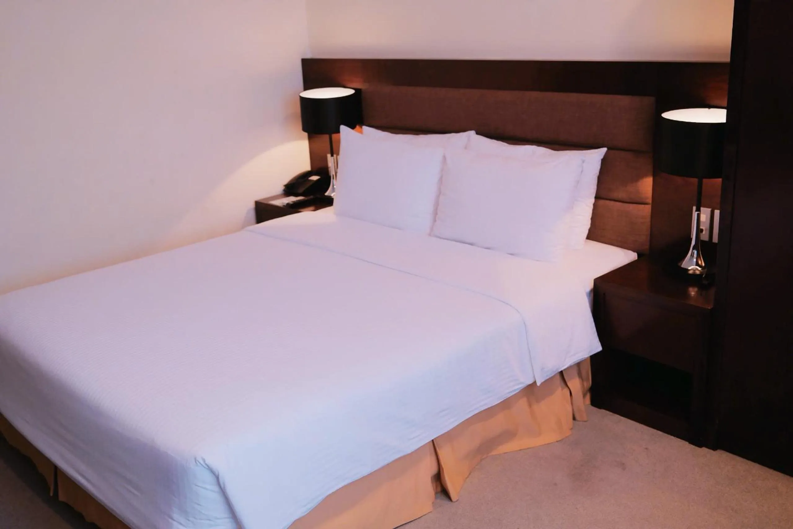 Bedroom, Bed in Muong Thanh Vinh Hotel