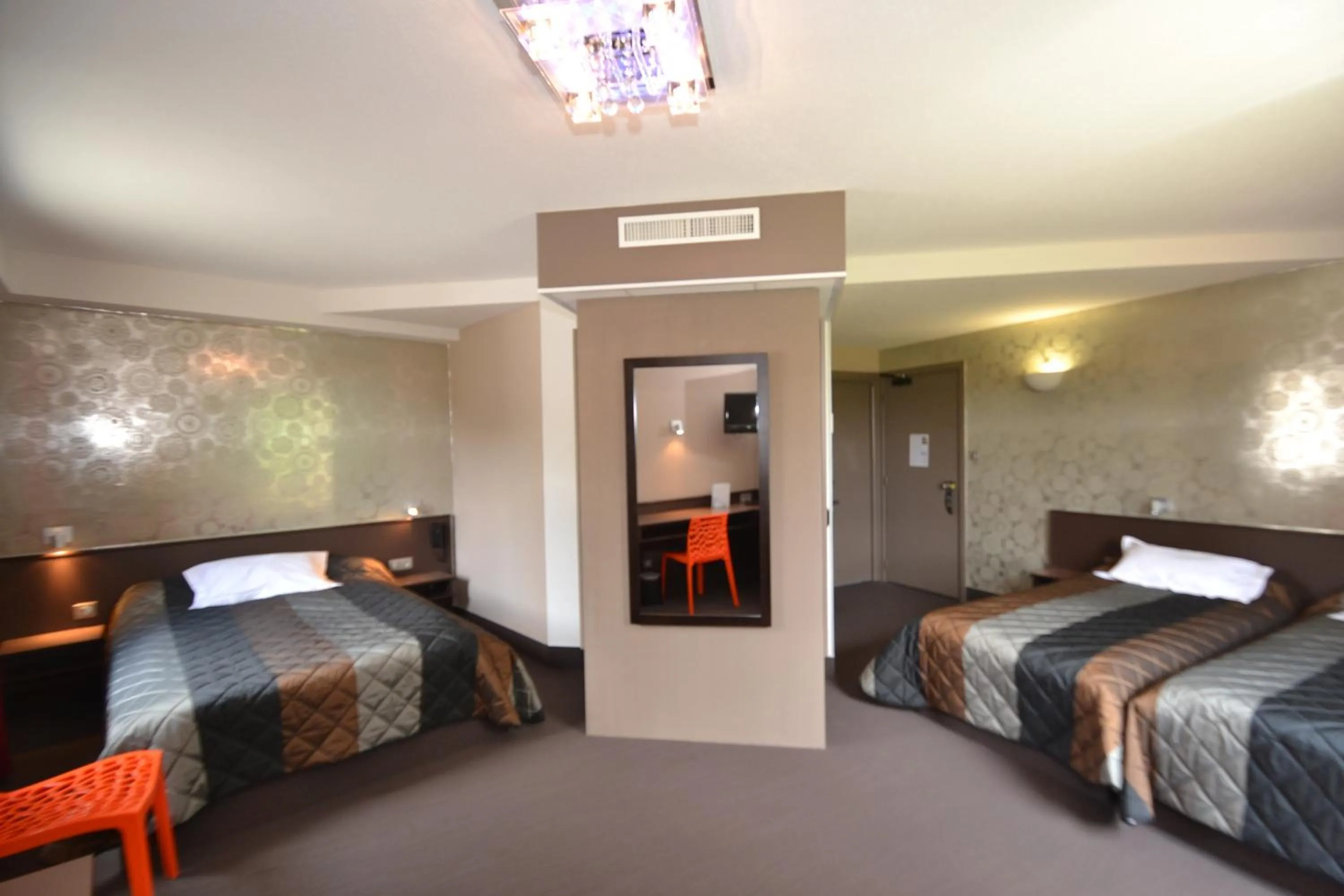 Photo of the whole room, Bed in Hôtel Restaurant Les Alizés