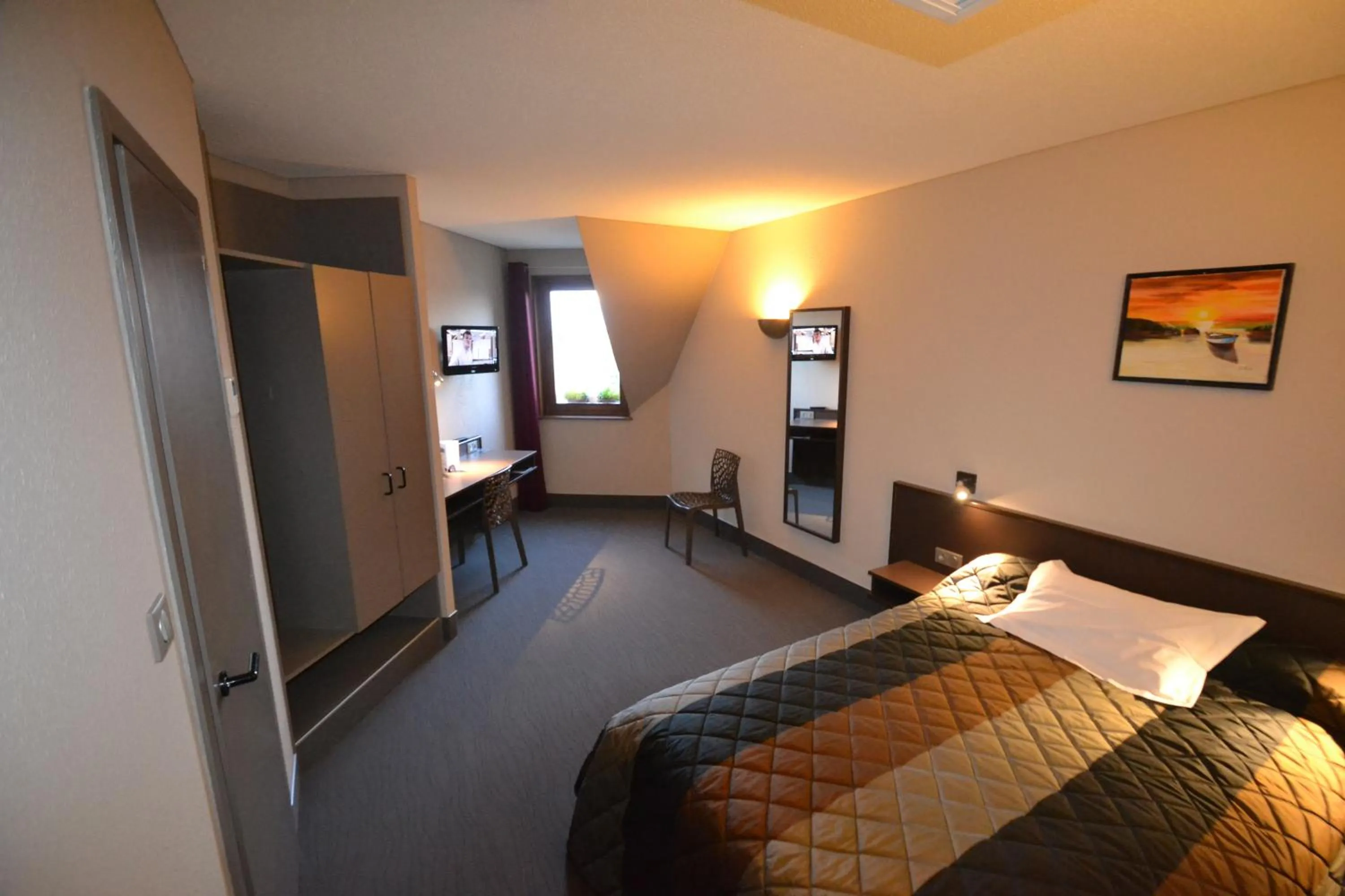 Photo of the whole room, Bed in Hôtel Restaurant Les Alizés