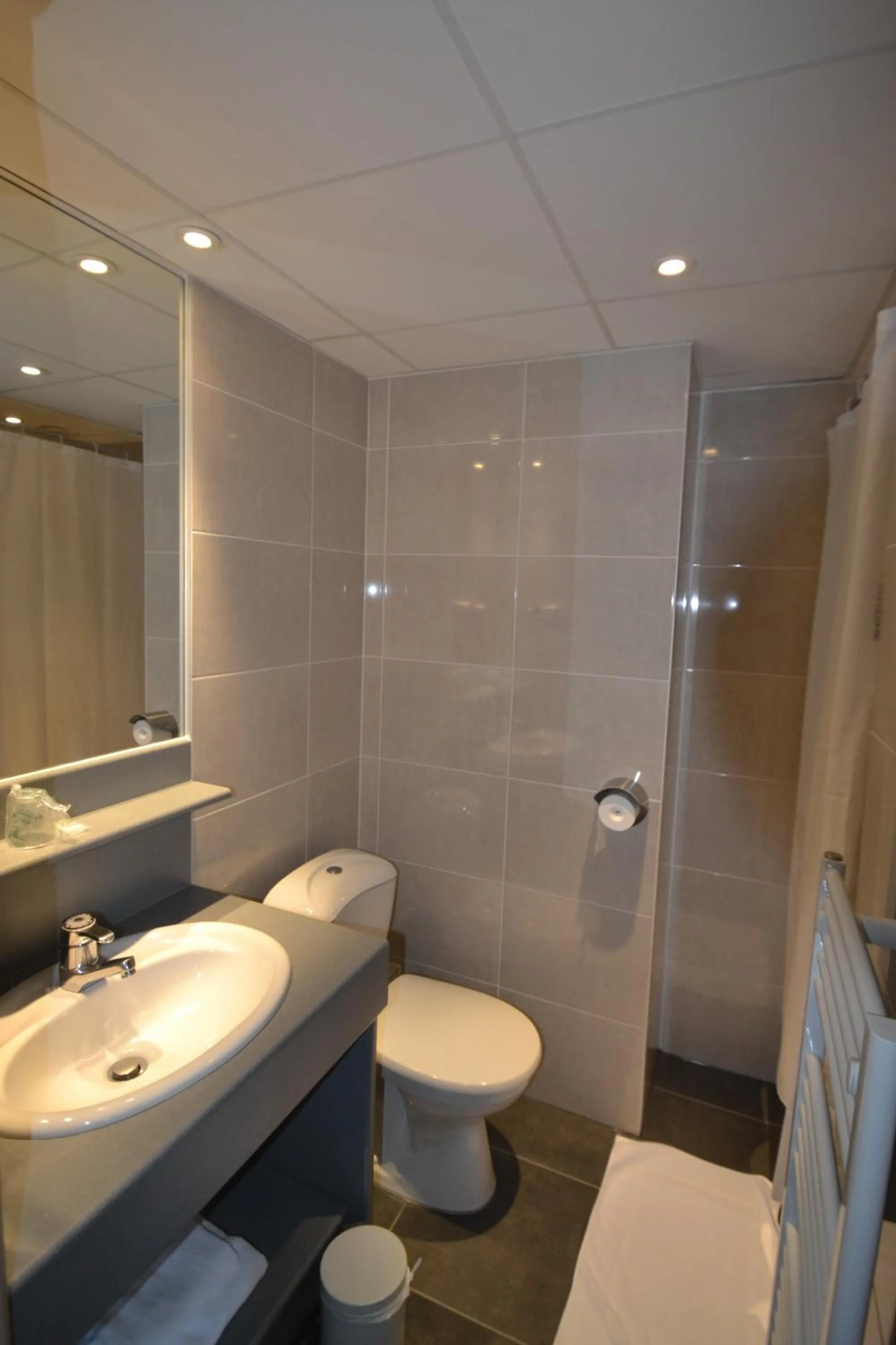 Bathroom in Hôtel Restaurant Les Alizés