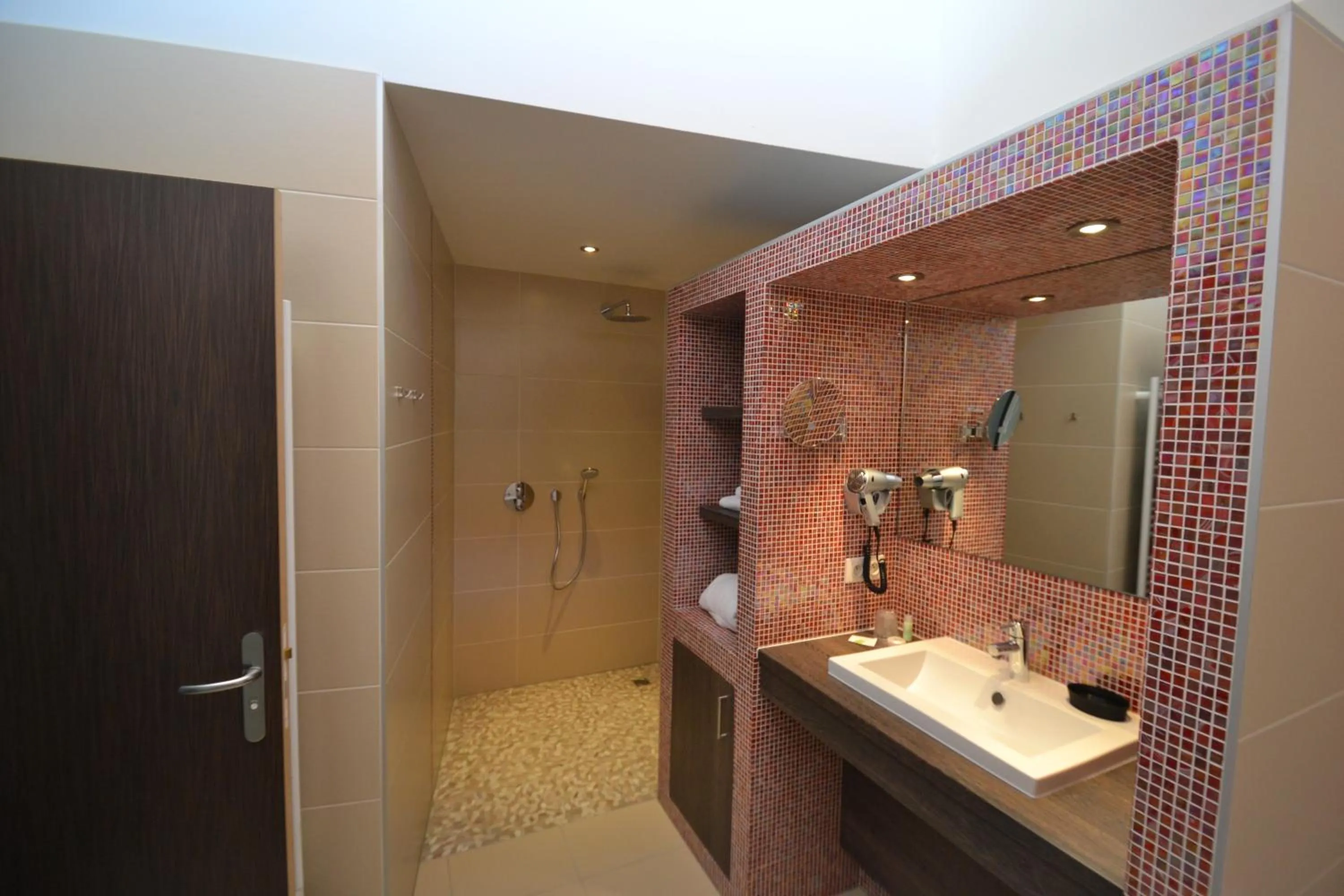 Shower in Hôtel Restaurant Les Alizés