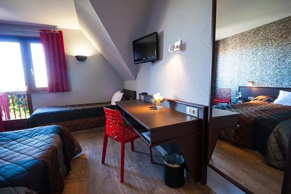 Triple Room in Hôtel Restaurant Les Alizés Triple Room in Hôtel Restaurant Les Alizés