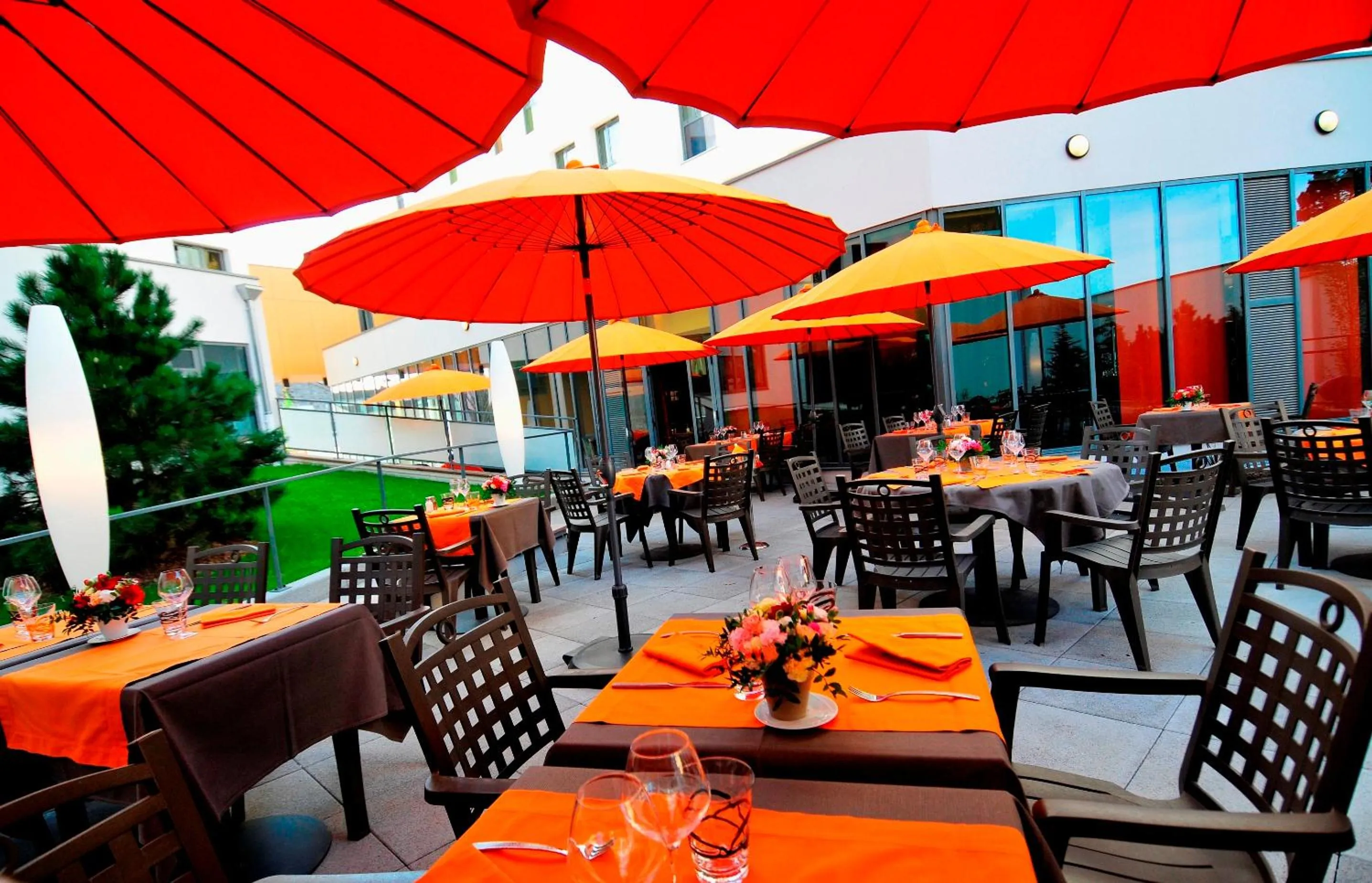 Restaurant/places to eat in B&B HOME Lyon Centre Berthelot