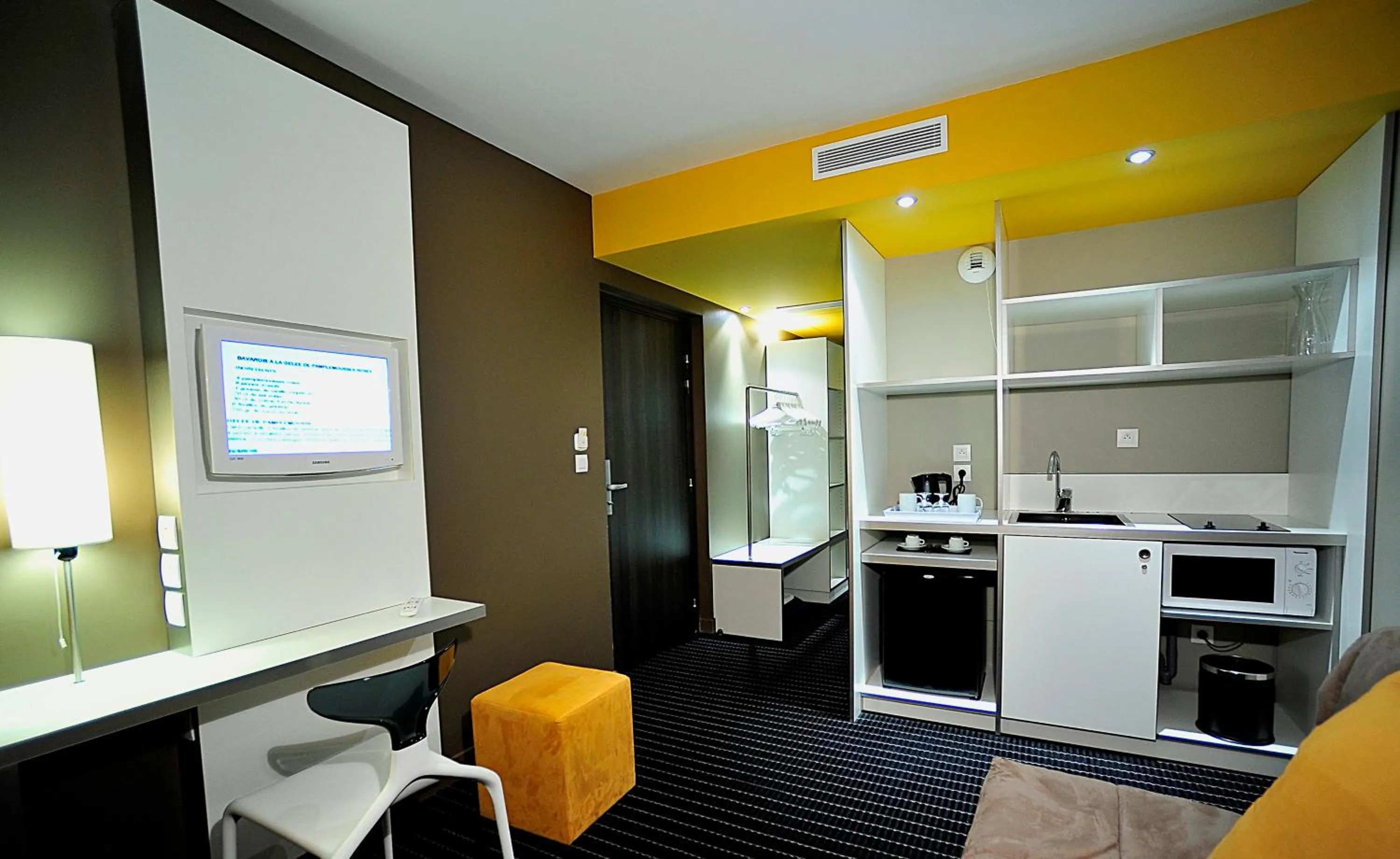 Kitchen or kitchenette in B&B HOME Lyon Centre Berthelot