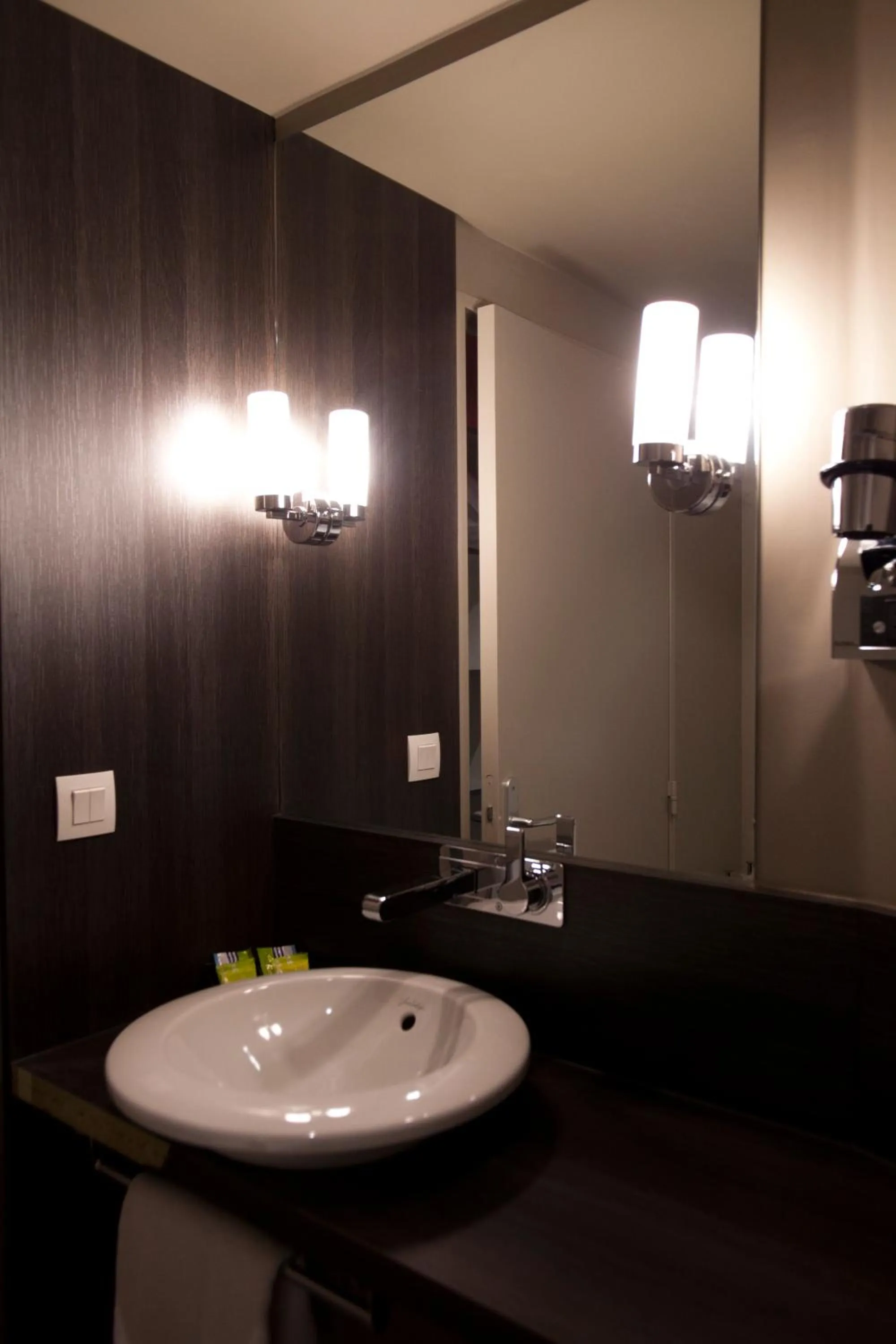 Bathroom in B&B HOME Lyon Centre Berthelot