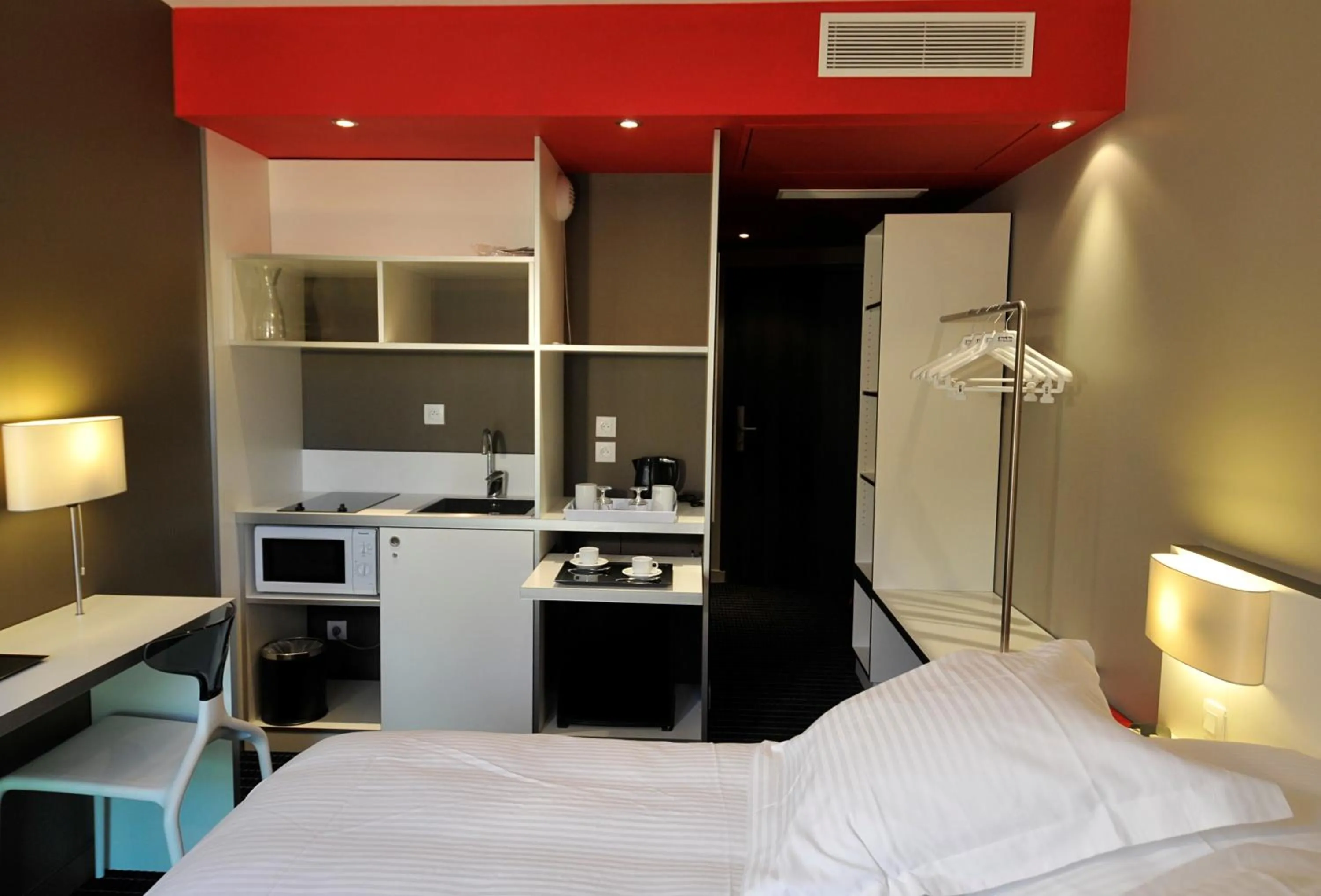 Kitchen or kitchenette, Bed in B&B HOME Lyon Centre Berthelot