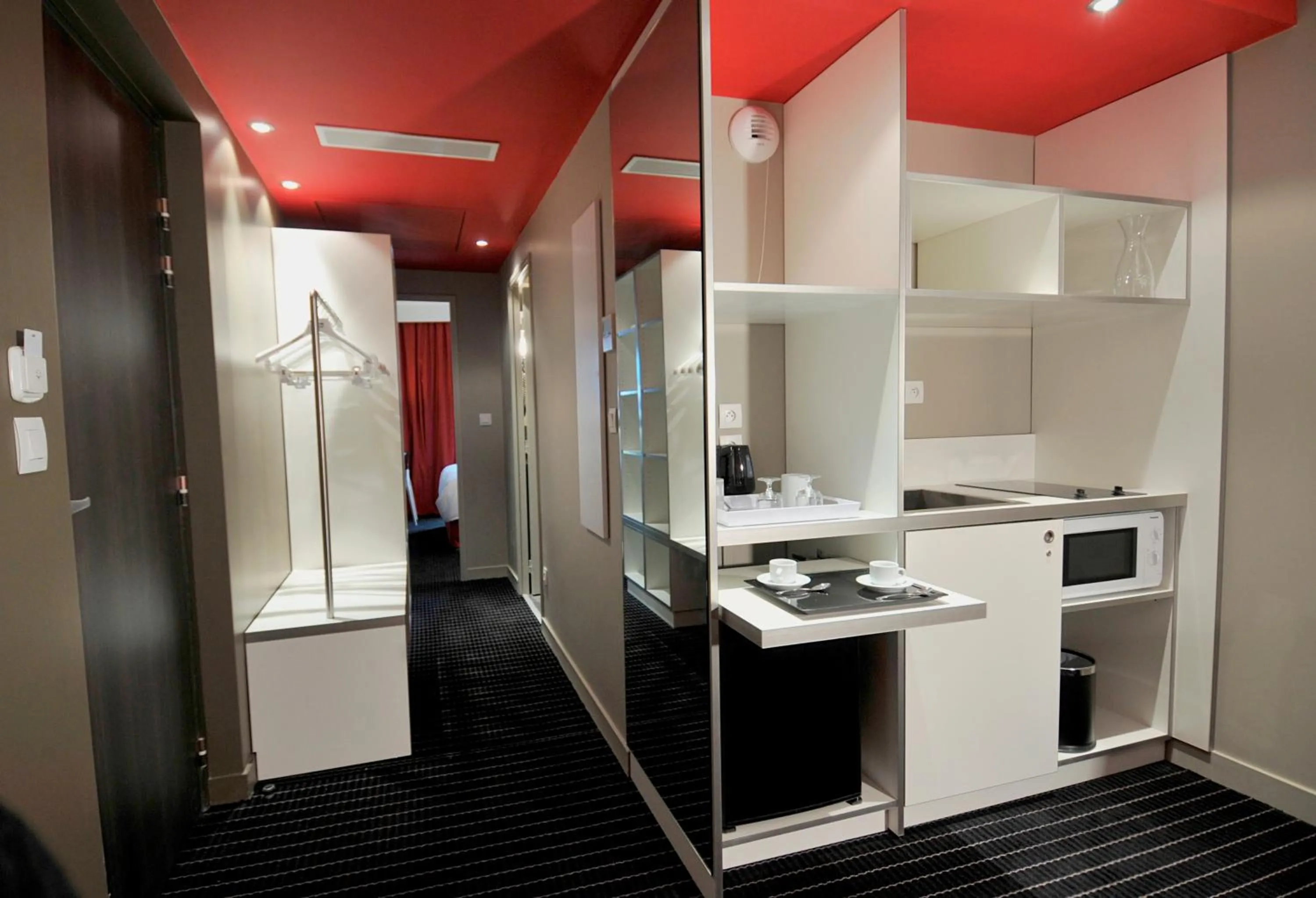 Kitchen or kitchenette in B&B HOME Lyon Centre Berthelot