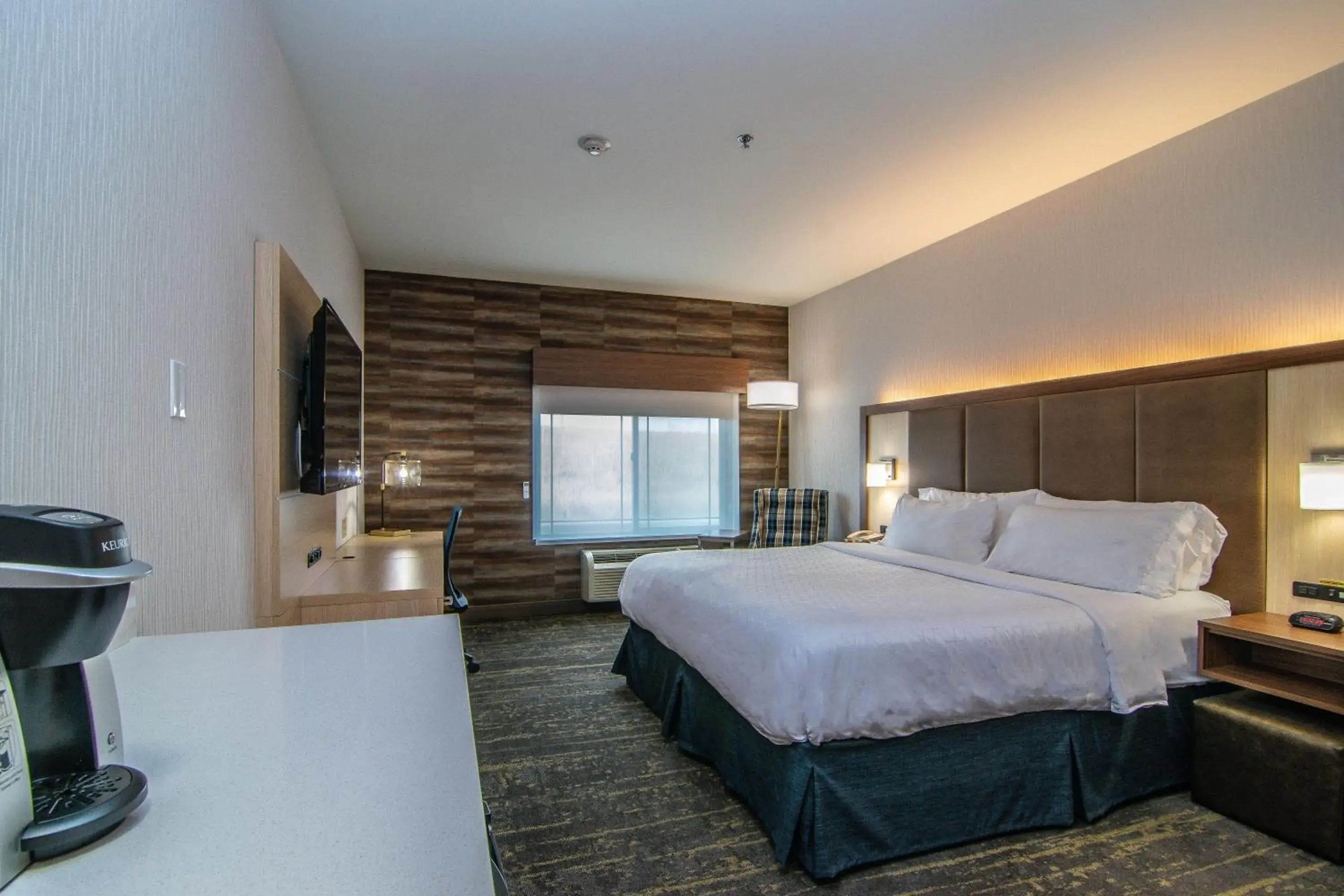 Suite with King Bed and Mobility Accessible Tub - Non-Smoking in Holiday Inn Express Hotel & Suites Kalispell by IHG Suite with King Bed and Mobility Accessible Tub - Non-Smoking in Holiday Inn Express Hotel & Suites Kalispell by IHG