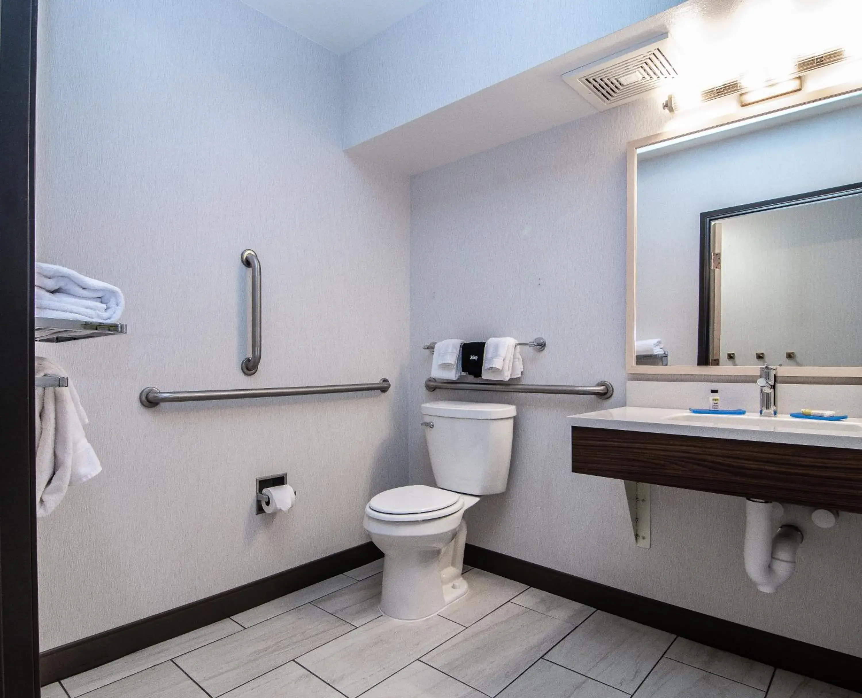 Double Room with Two Queen Beds and Mobility Accessible Roll In Shower - Non-Smoking in Holiday Inn Express Hotel & Suites Kalispell by IHG Double Room with Two Queen Beds and Mobility Accessible Roll In Shower - Non-Smoking in Holiday Inn Express Hotel & Suites Kalispell by IHG