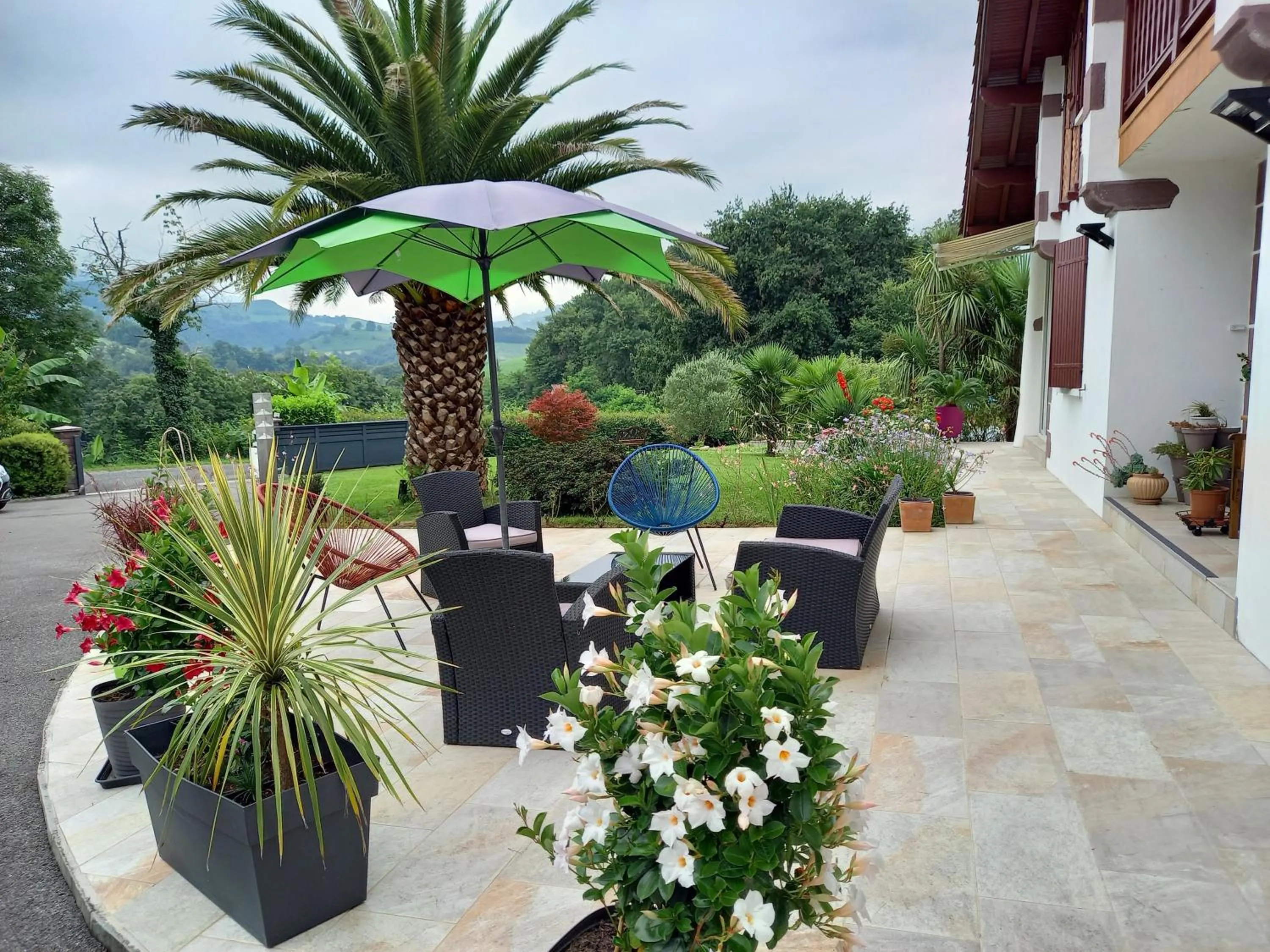 Patio in Villa Goxoki avec piscine Saint Jean Pied de Port